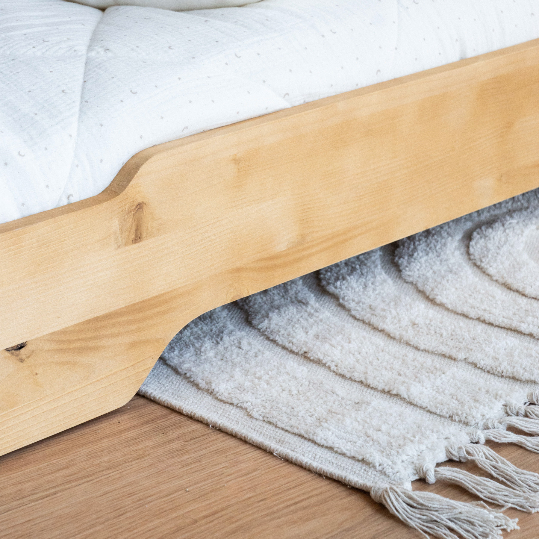 Lume Montessori Bett Holz Sand 1
