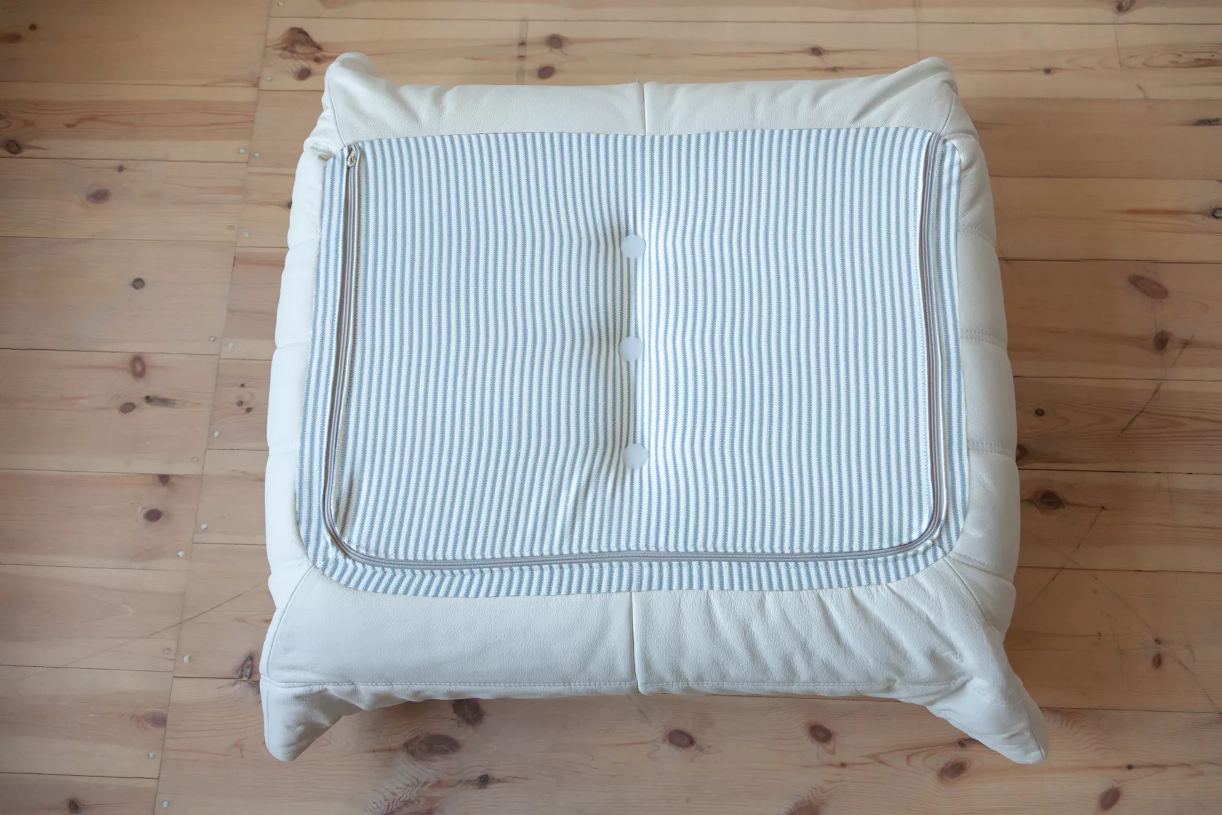 Set Poltrona e Pouf Togo in Pelle Madras Bianco 7