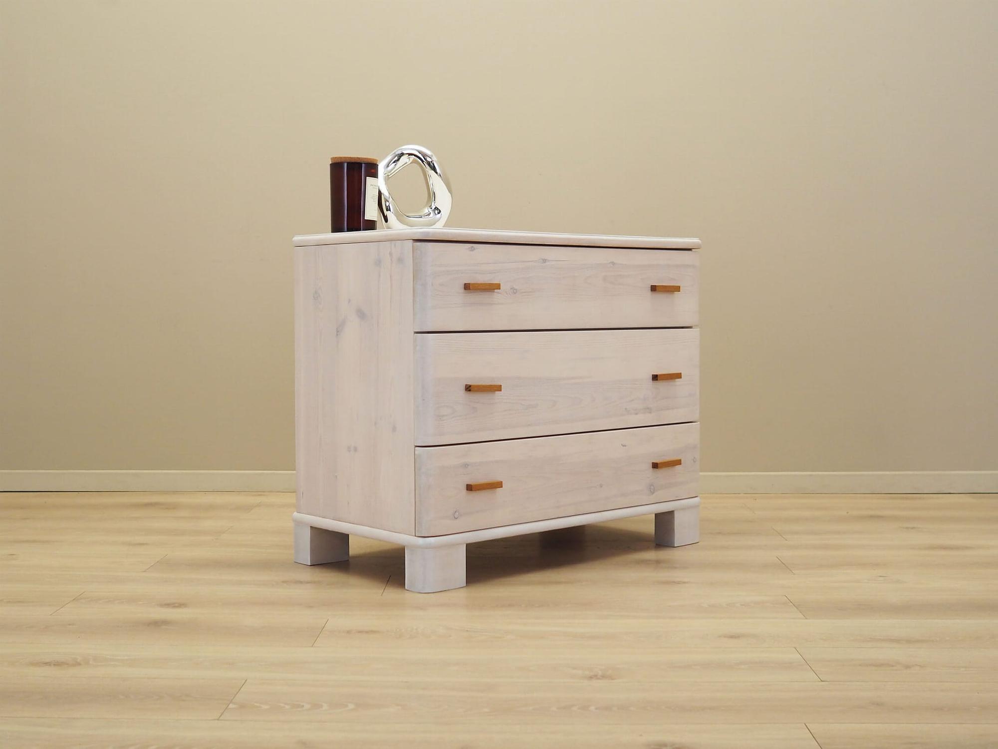 Chest of drawers
Pine wood
1960s 4