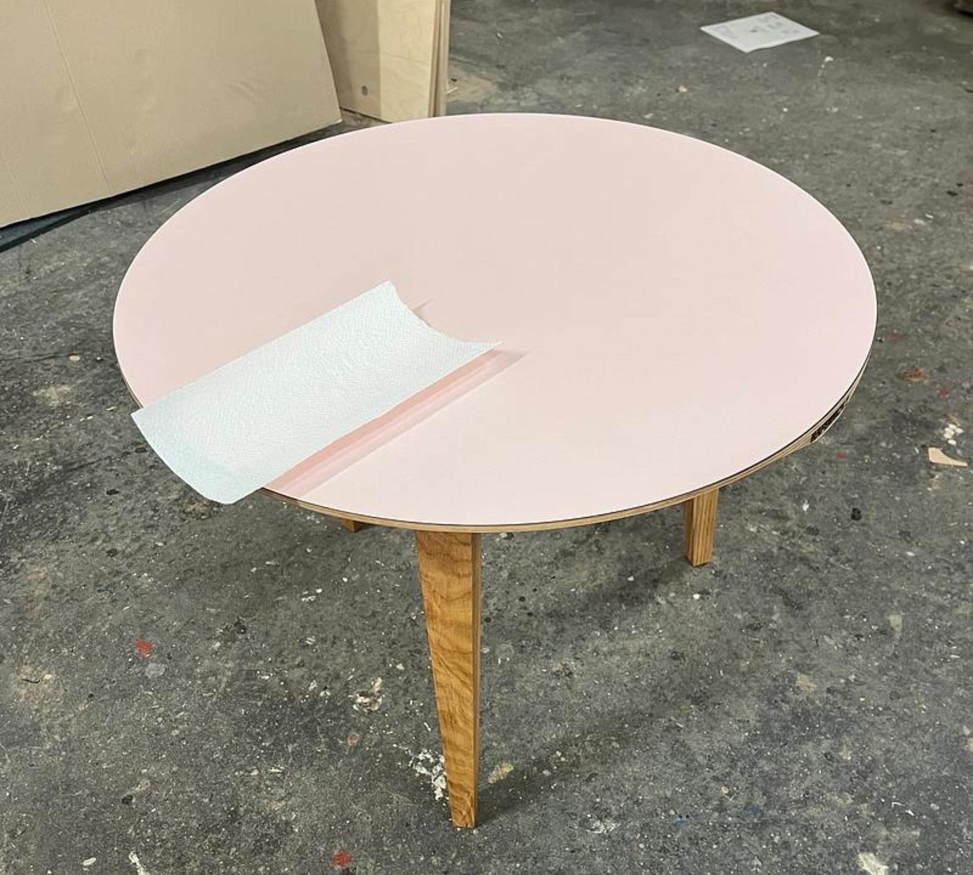 Beluga Couchtisch HPL Rosa Ø 57cm 2