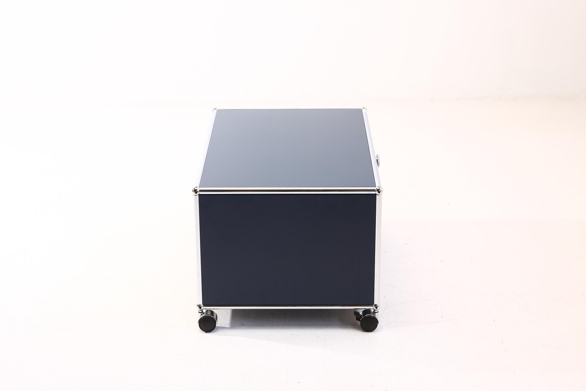 Lowboard 1x1 mit Rollen Stahlblau 4