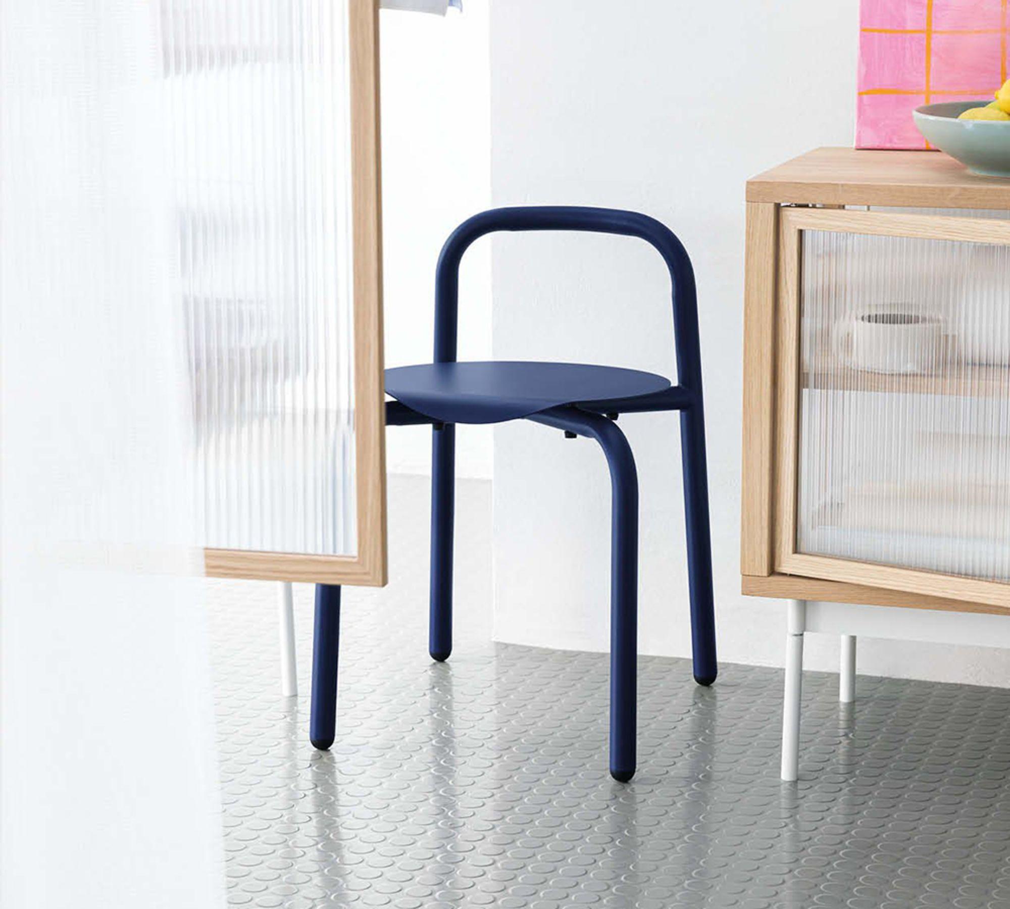 Stool Outdoor Stahlrohr Blau", it looks like a product title.    If I translate "Stahlrohr" and "Blau":    32 Stool Outdoor tubolare d'acciaio blu.    If I translate "Stool" as well:    32 Sgabello Outdoor tubolare d'acciaio blu.    Most likely, 1