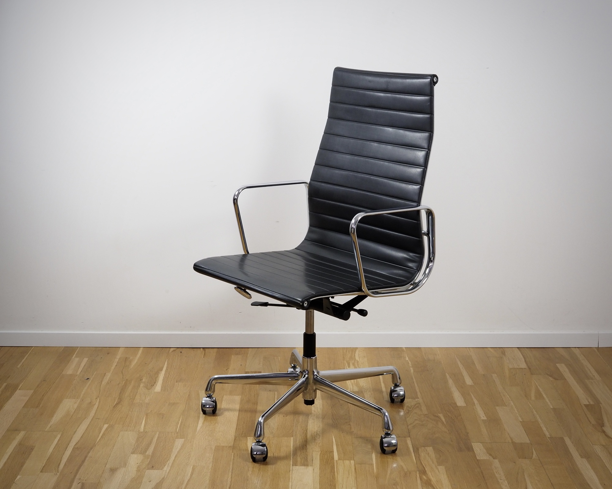 EA 119 Alu Chair Bürostuhl Leder Anthrazit 0