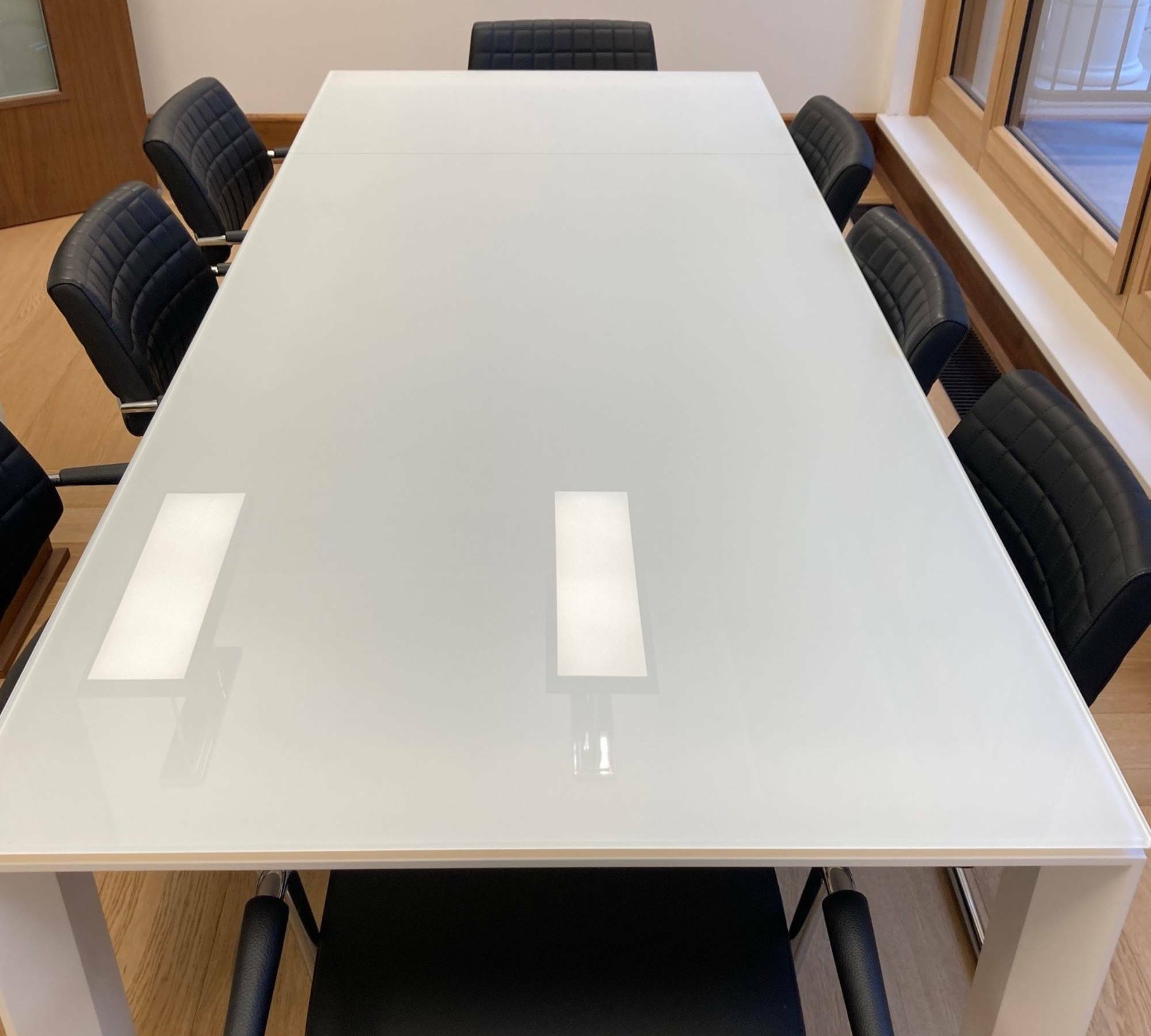 Ausziehbarer Konferenztisch inkl. 10 Bürostühlen  1