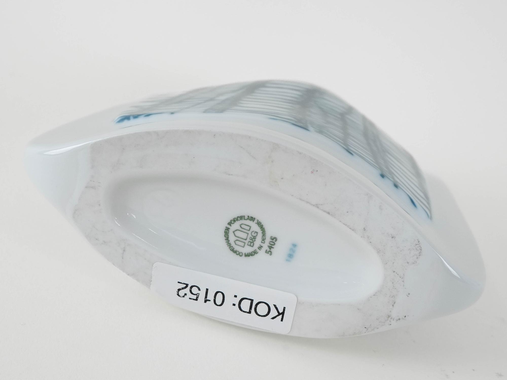 Porcelain vase White Blue 1970s 8