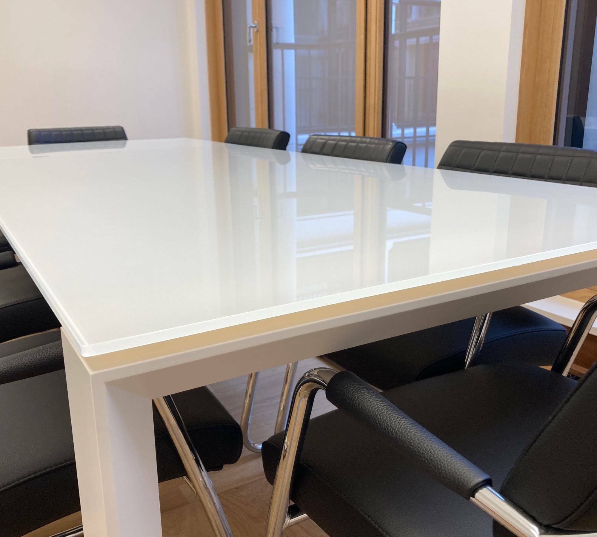 Ausziehbarer Konferenztisch inkl. 10 Bürostühlen  4