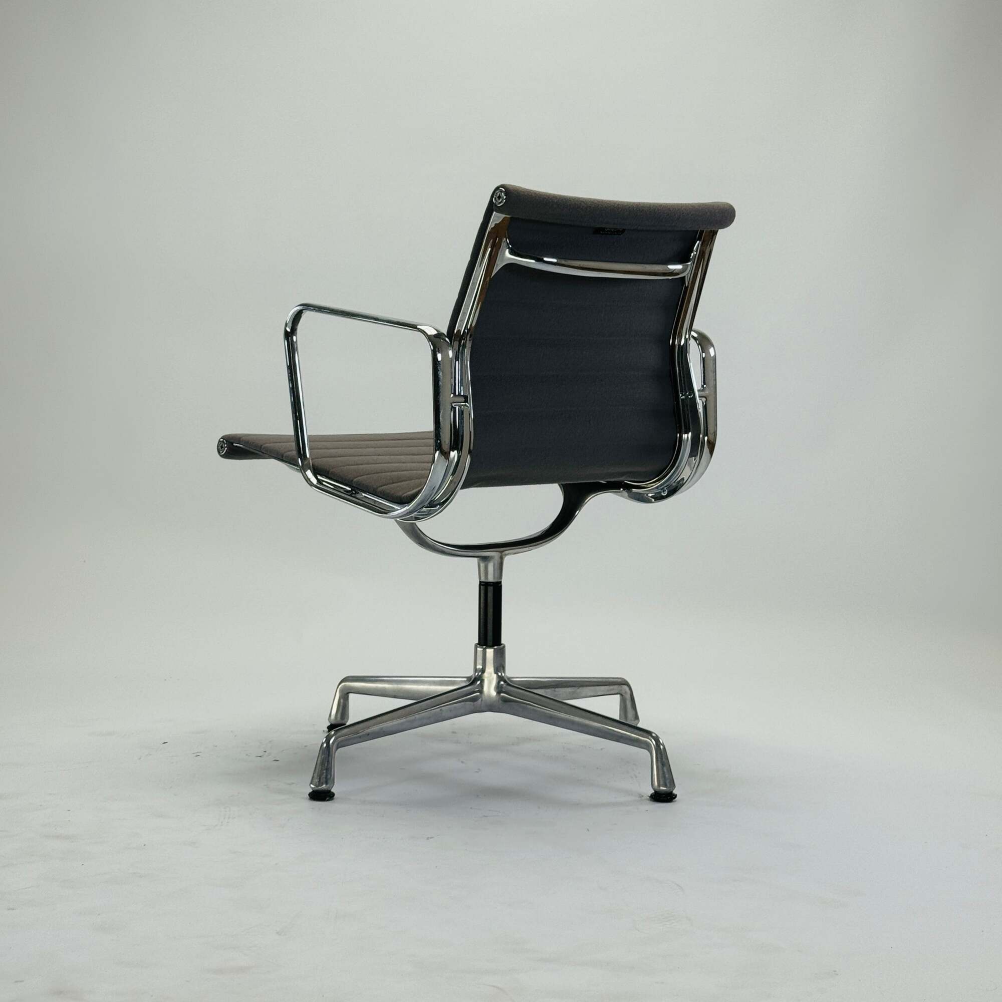 Eames EA 108 Aluminium Chair Grau 1