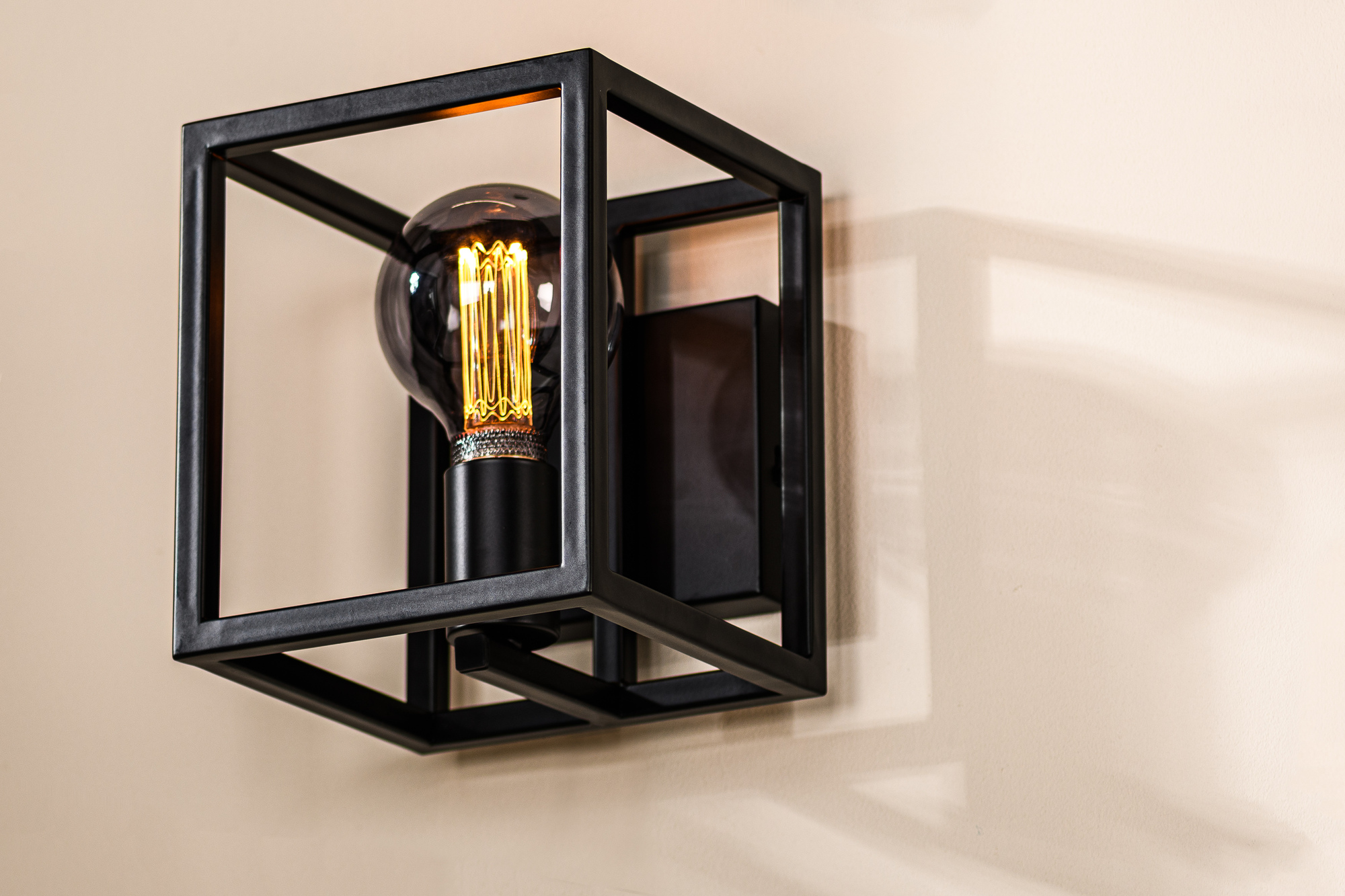 Lampada da parete in acciaio nero 2