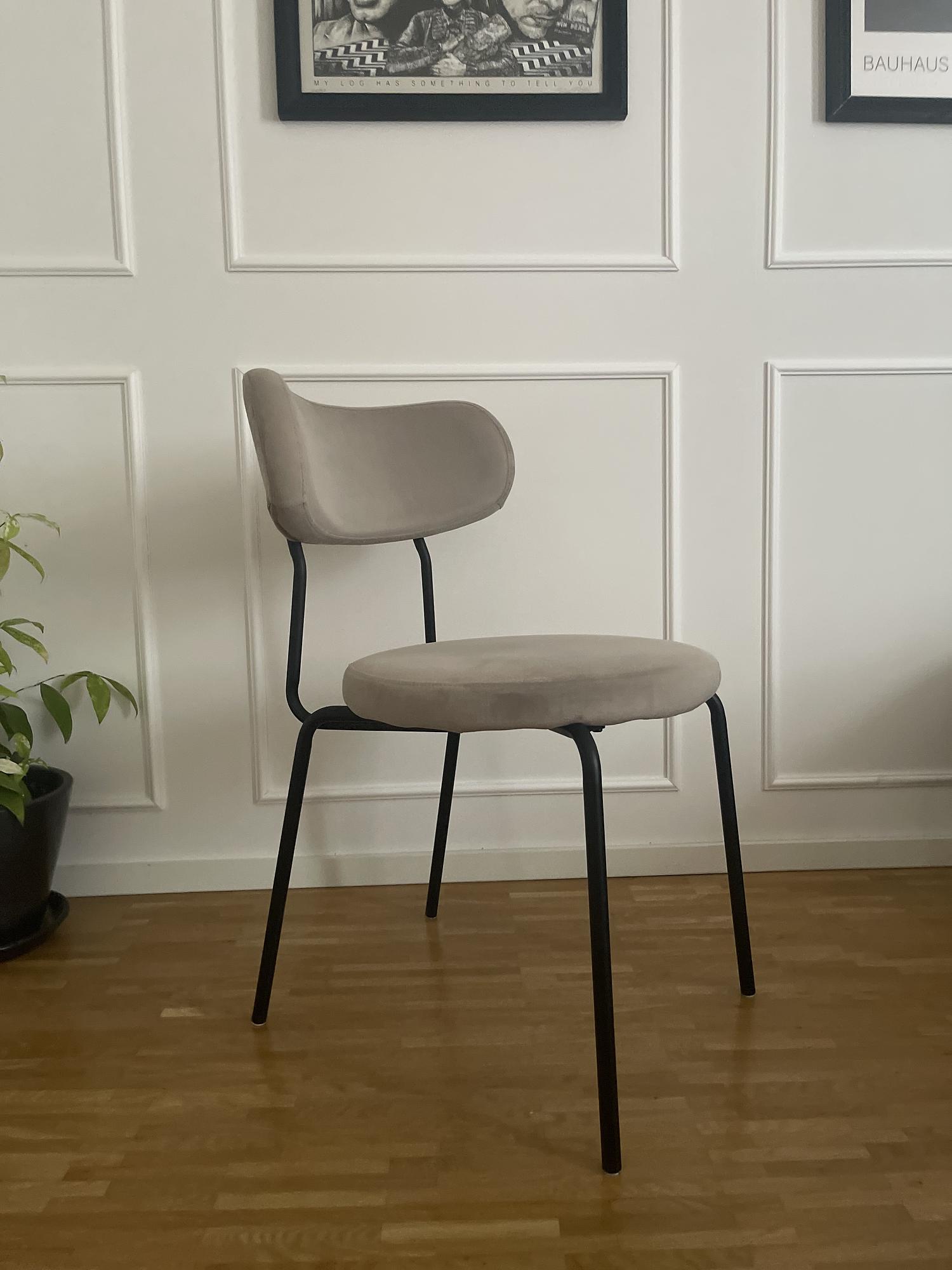 4x Minimalistischer Stuhl Textil Metall 2