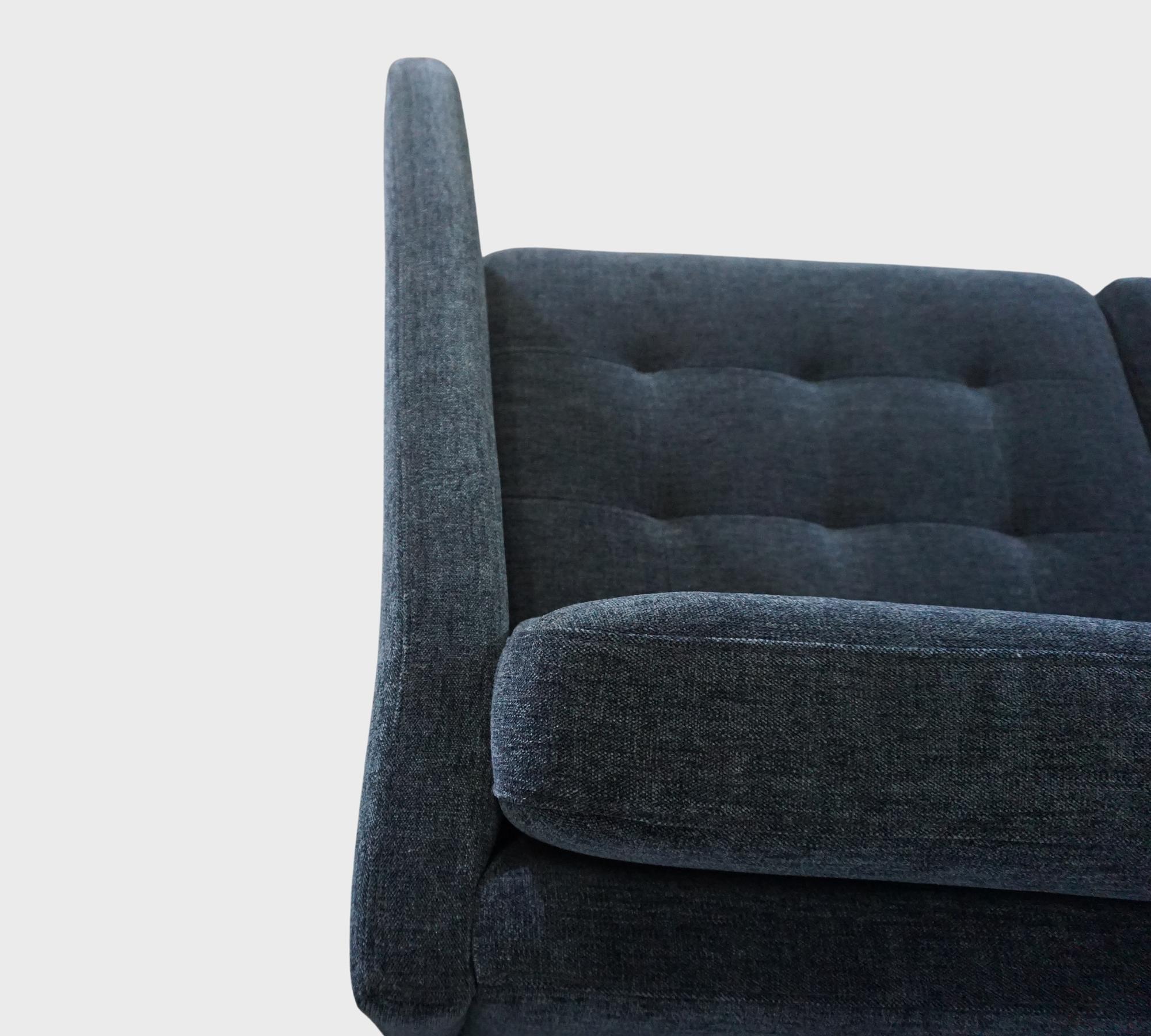 Osaka Sofa Getuftete Sitzfläche Tomelilla Stoff 3144 Blau 5