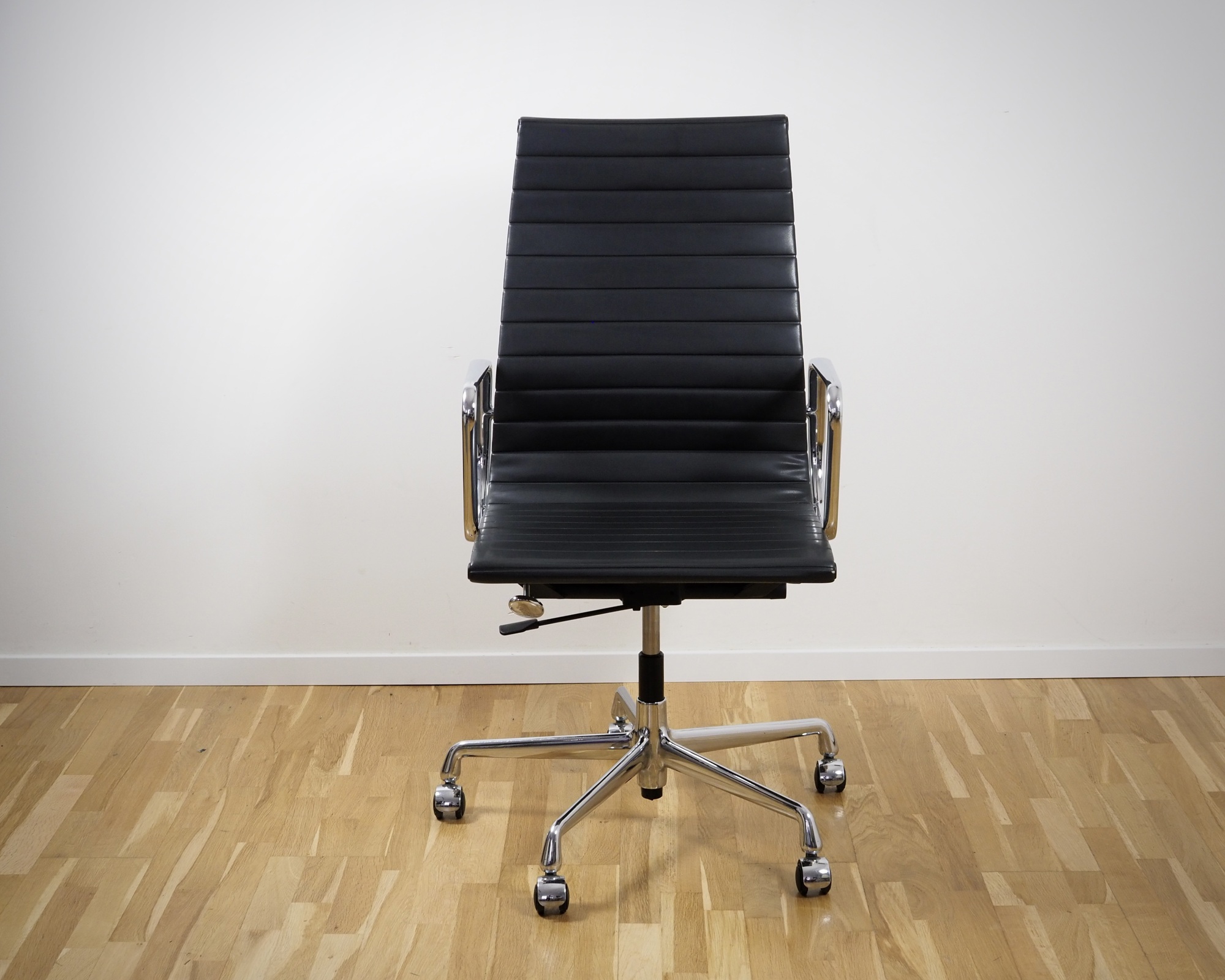 EA 119 Alu Chair Bürostuhl Leder Anthrazit 4