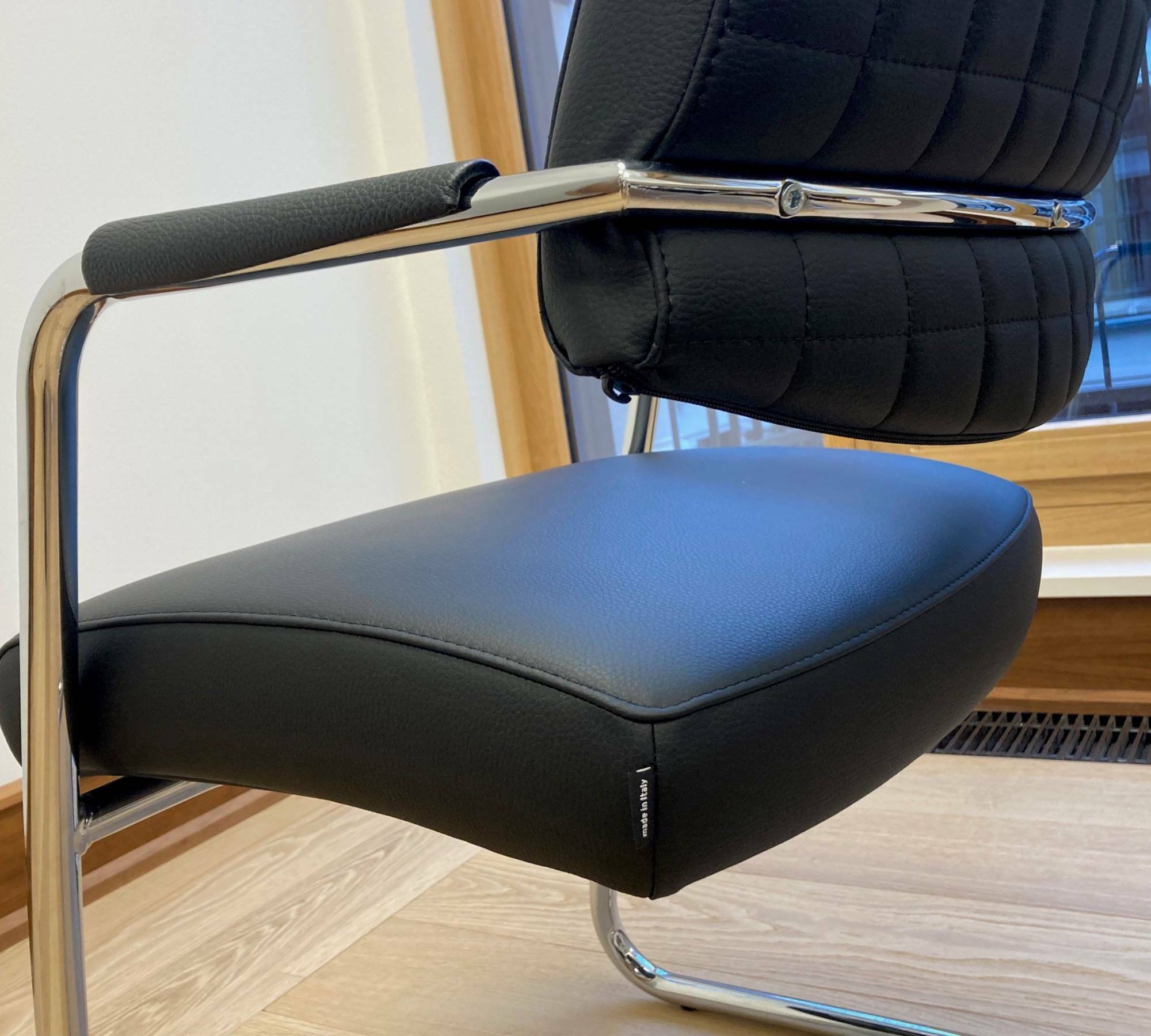 Ausziehbarer Konferenztisch inkl. 10 Bürostühlen  8
