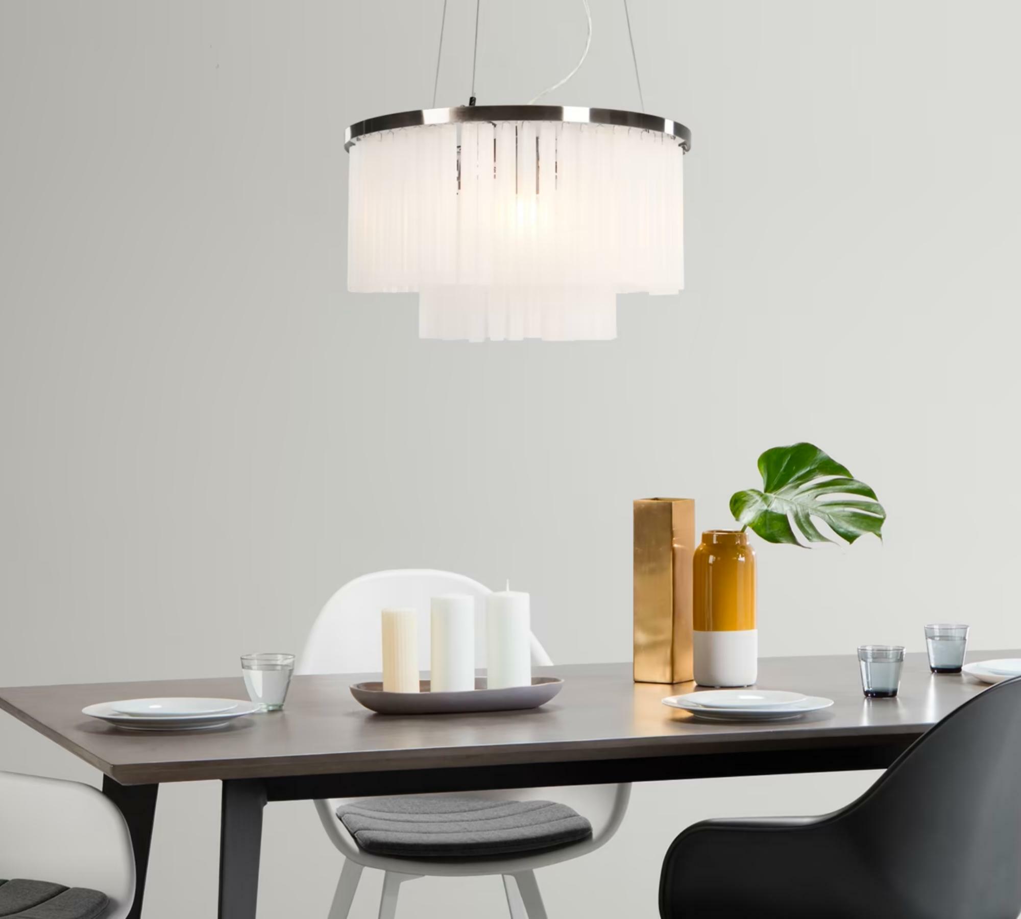Opulenter Kronleuchter Ophelia aus Milchglas und Chrom  4