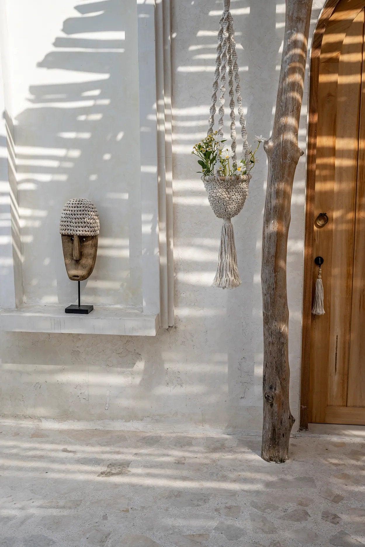 " capitalized? "Grande".
    "La maschera Kauri su piedistallo grande"

    Let's double check the prompt: "Return only the translated text with no preamble, explanation, tags, or surrounding quotes."

    Text: La maschera Kauri su piedistallo grande.

    Wait, "Der" could also be "Il" if the noun was 3