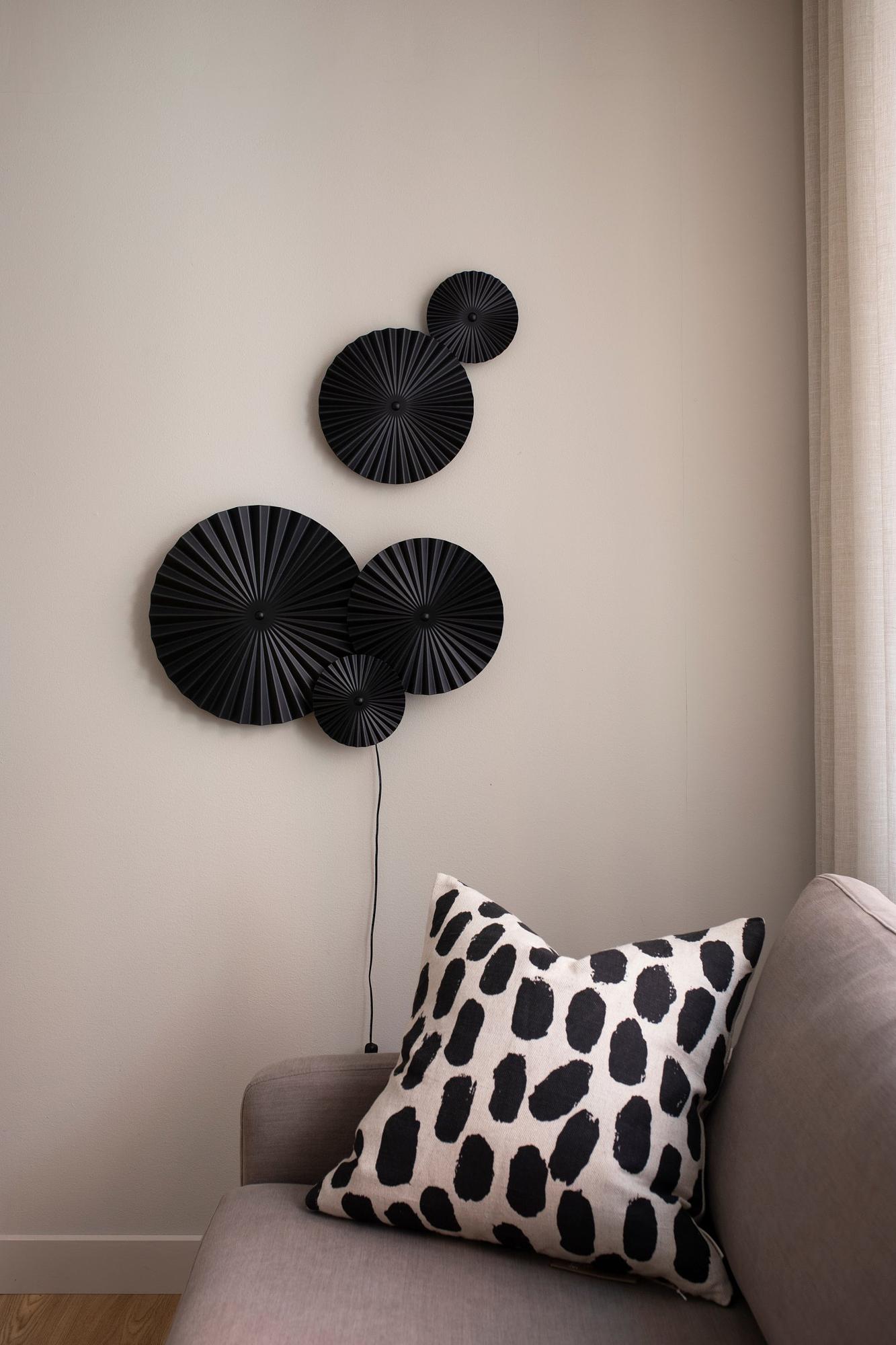 Omega Wall Lamp Black 1