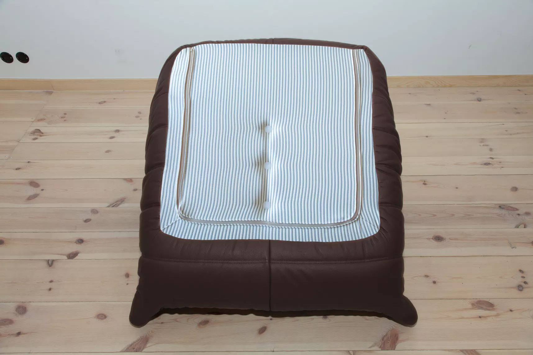 Set Poltrona e Pouf Togo in Pelle Madras Marrone 6