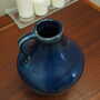 Brocca vintage in ceramica blu anni '70 4