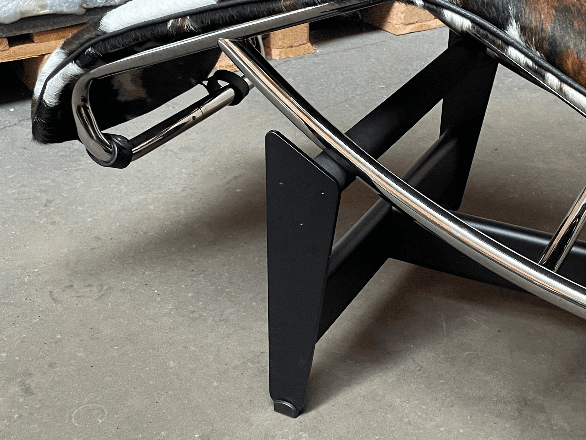LC4 Chaiselongue Fell Schwarz Weiß Braun Gefleckt 1