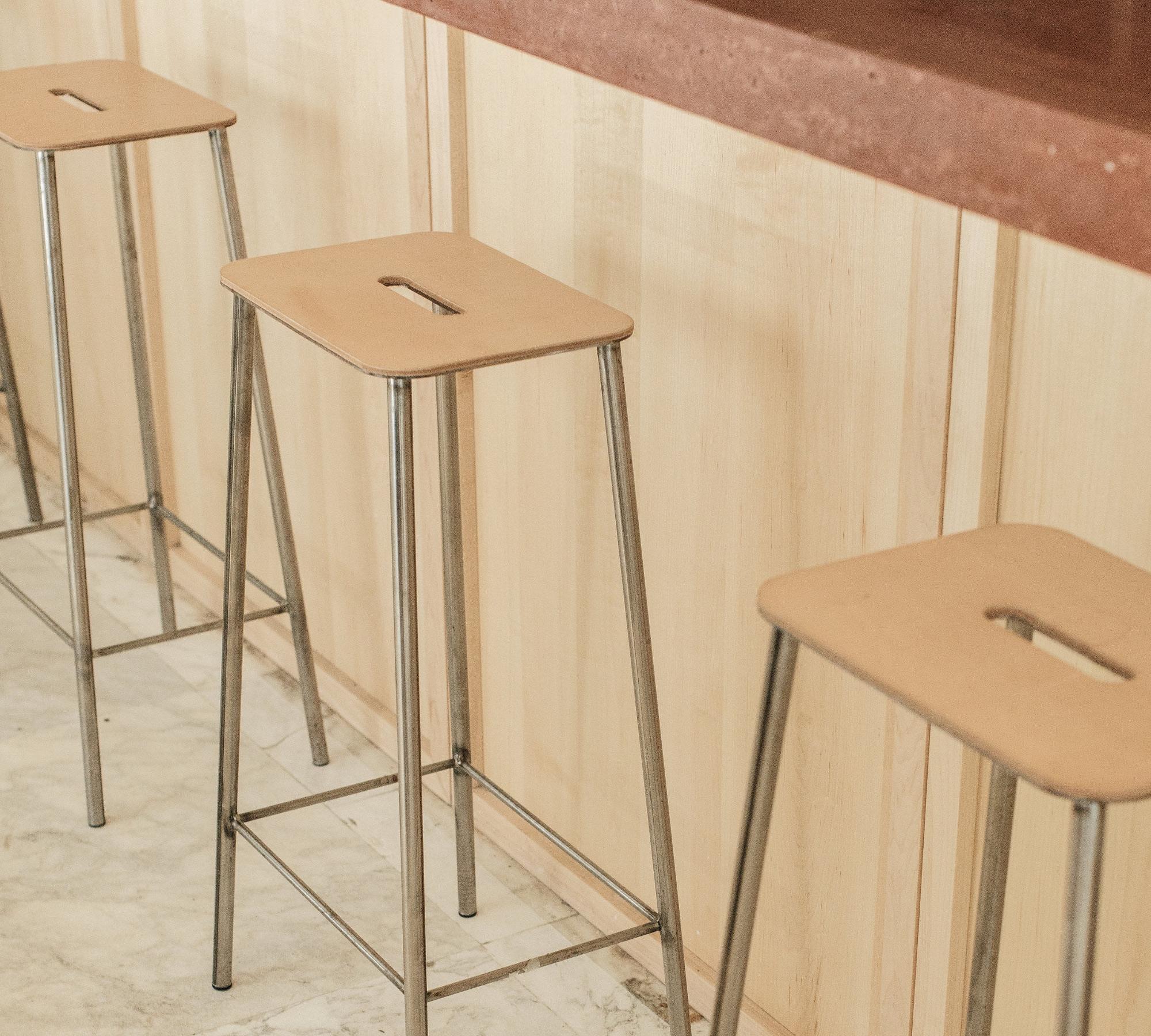 Adam Hocker Leder Stahl 0