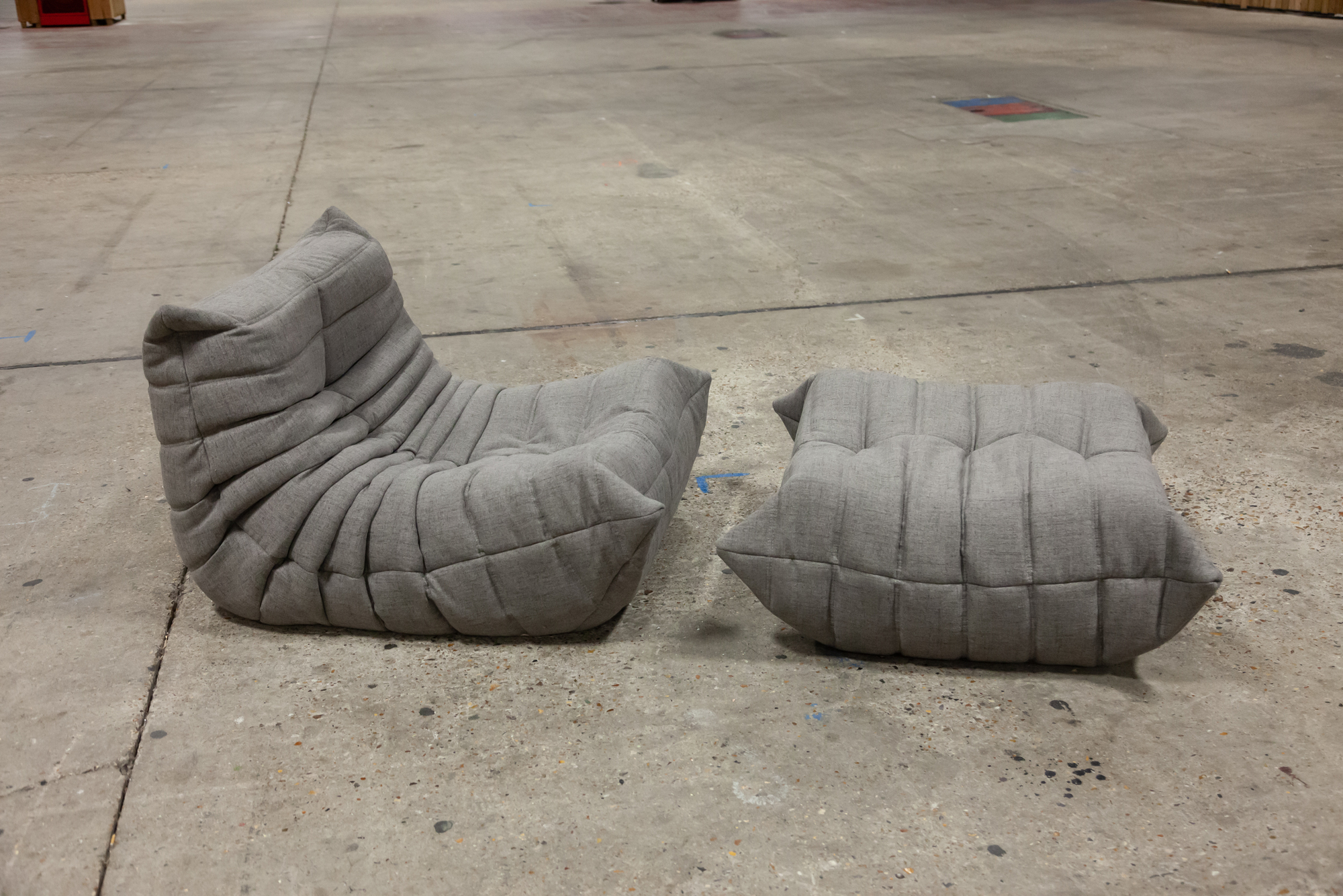 Togo Poltrona e Pouf Set Tessuto Grigio Caldo 1