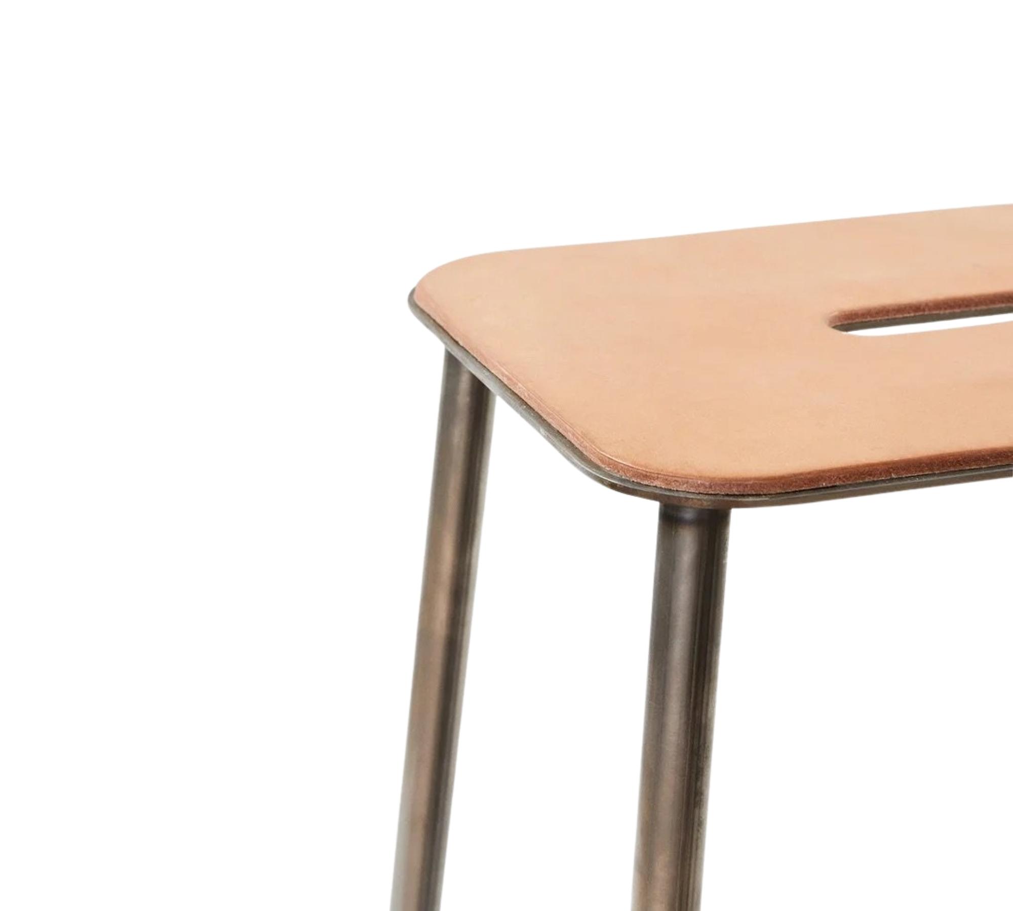 Adam Hocker Leder Stahl 1