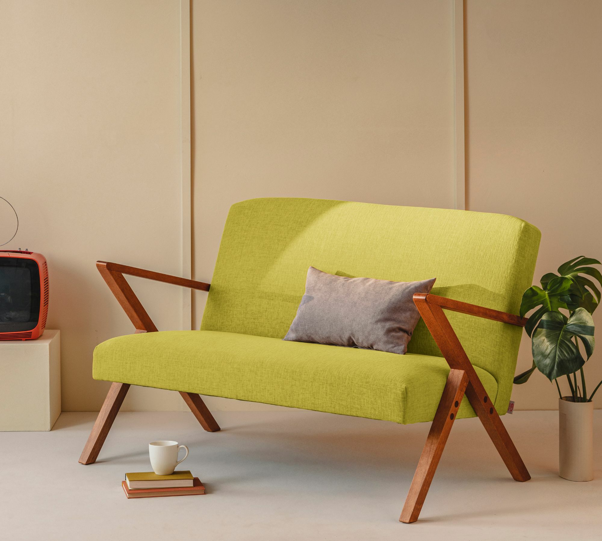 Retrostar 2er Sofa New Life Nussbaum Beizung Pistaziengrün 0