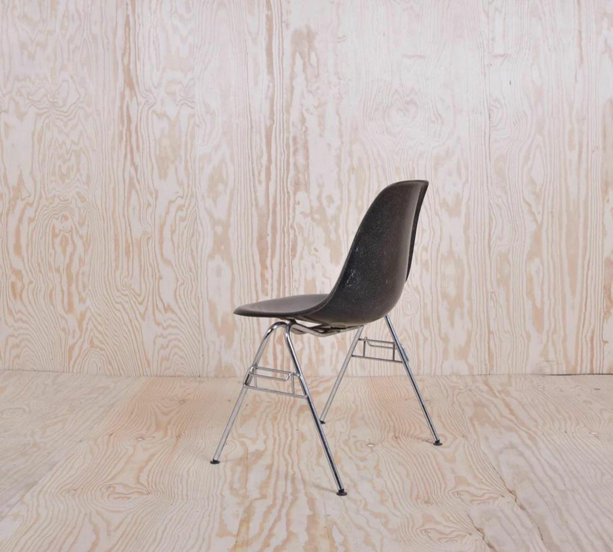 Eames Fiberglass Side Chair by Herman Miller Schwarz 3