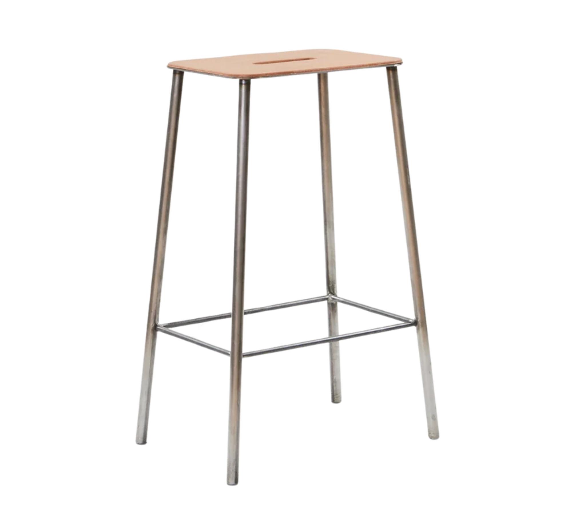 Adam Hocker Leder Stahl 2