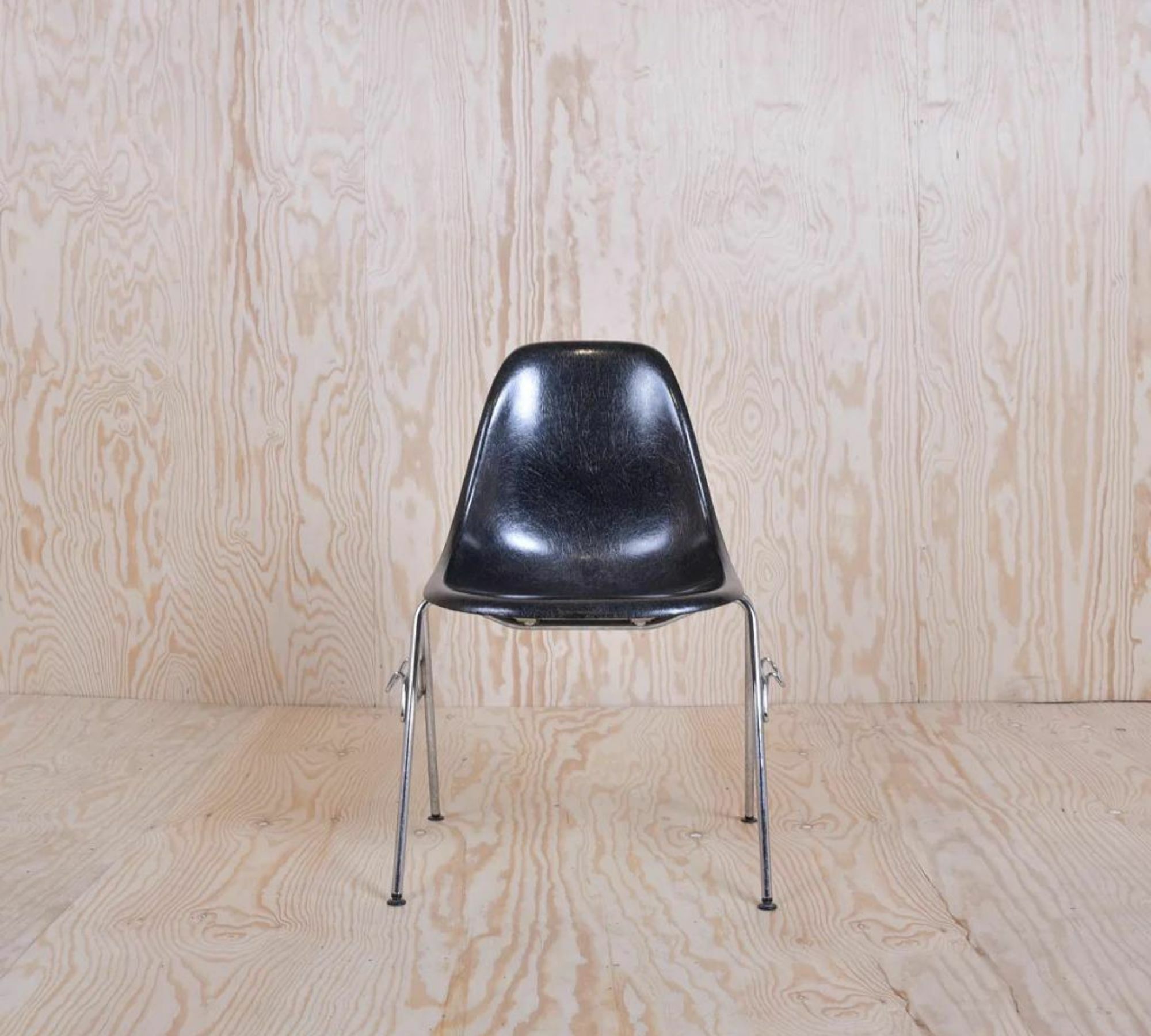 Eames Fiberglass Side Chair by Herman Miller Schwarz 1