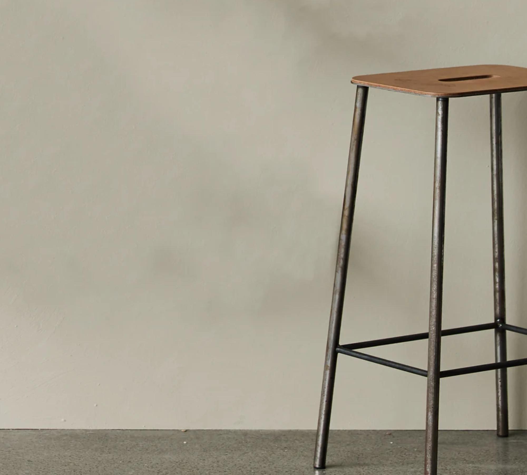 Adam Hocker Leder Stahl 3