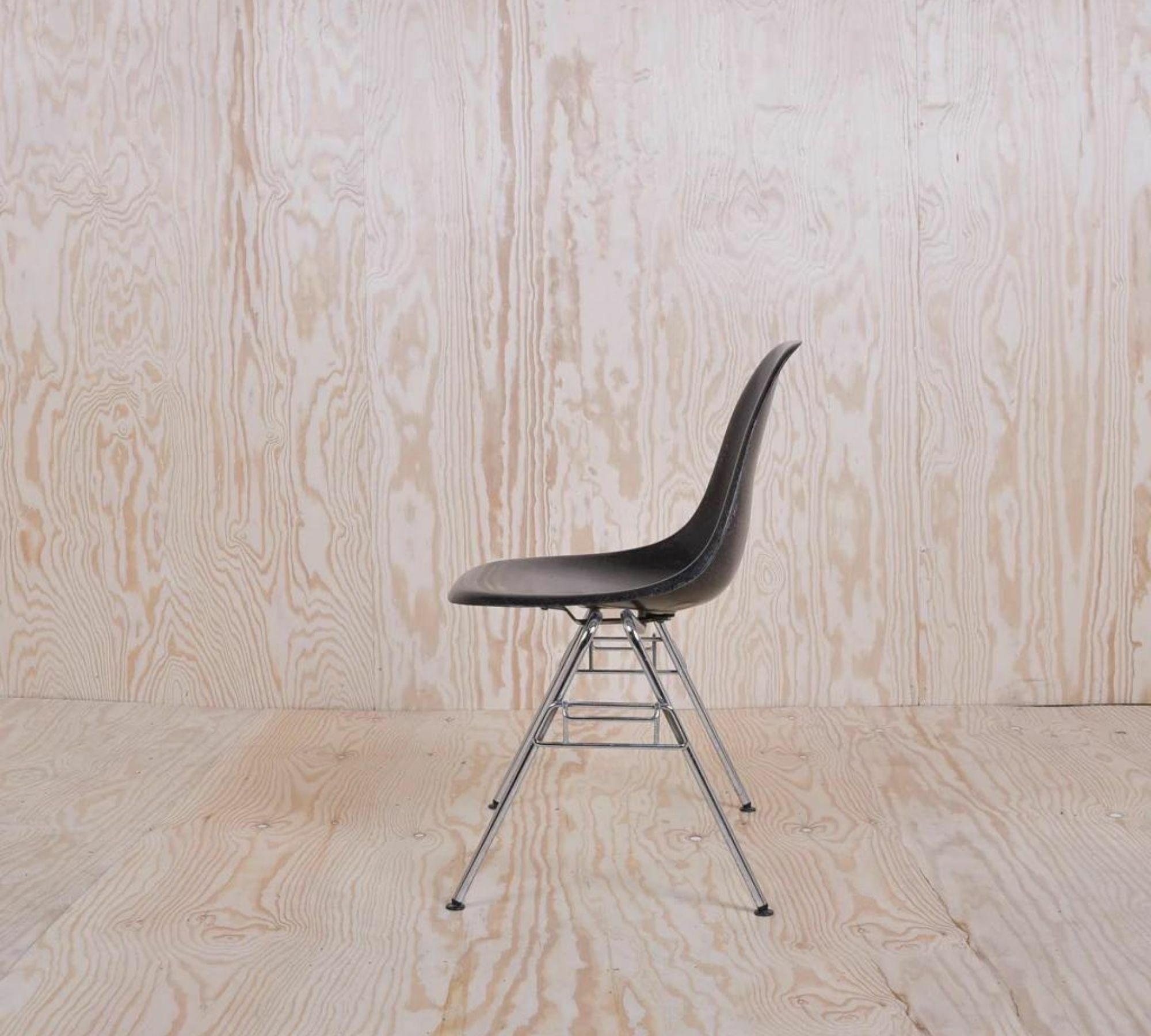 Eames Fiberglass Side Chair by Herman Miller Schwarz 2