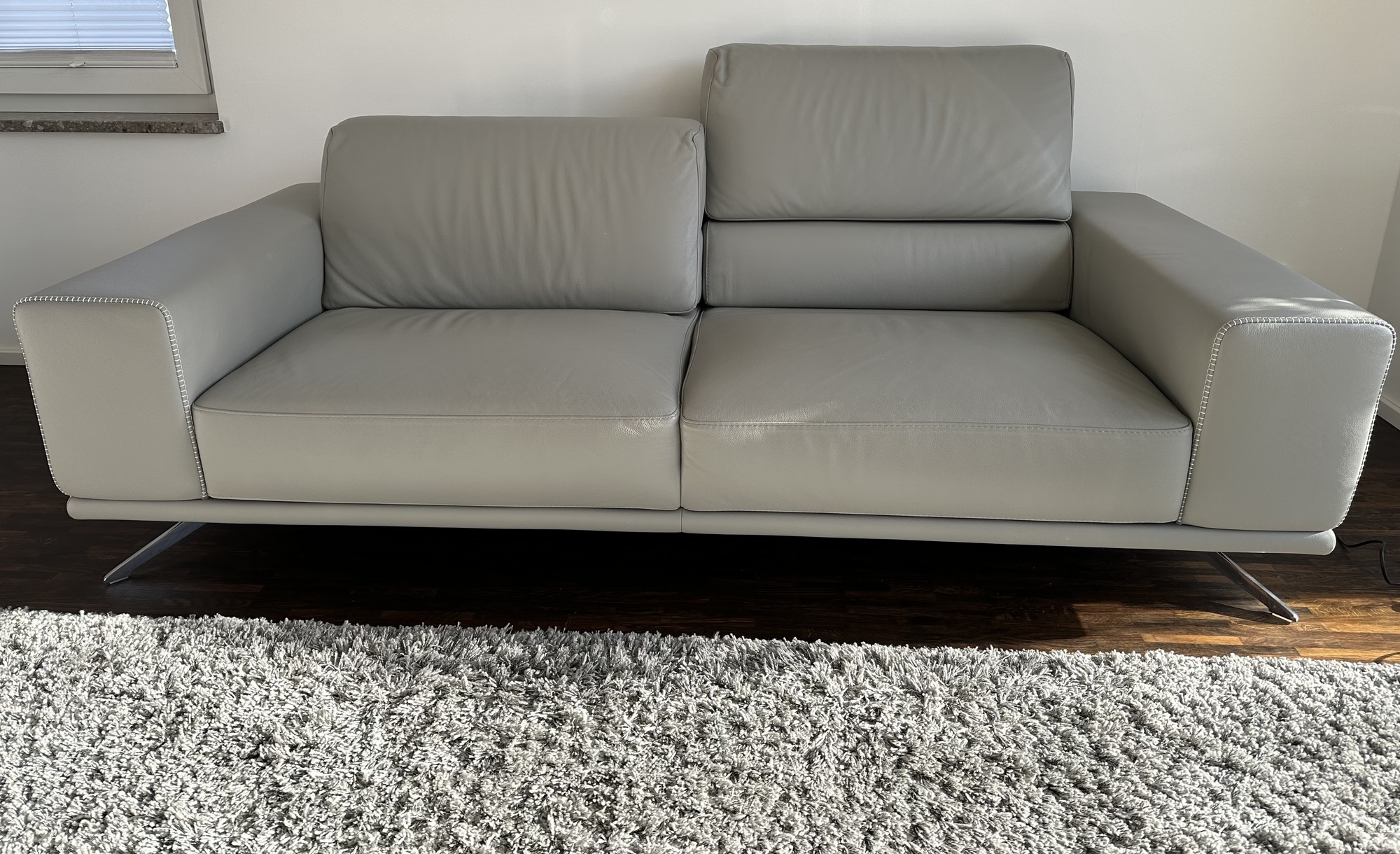 Presence Sofa Leder Metall Grau 1