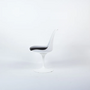 Knoll Saarinen Tulip Chair Weiß mit schwarzem Sitzpolster 1