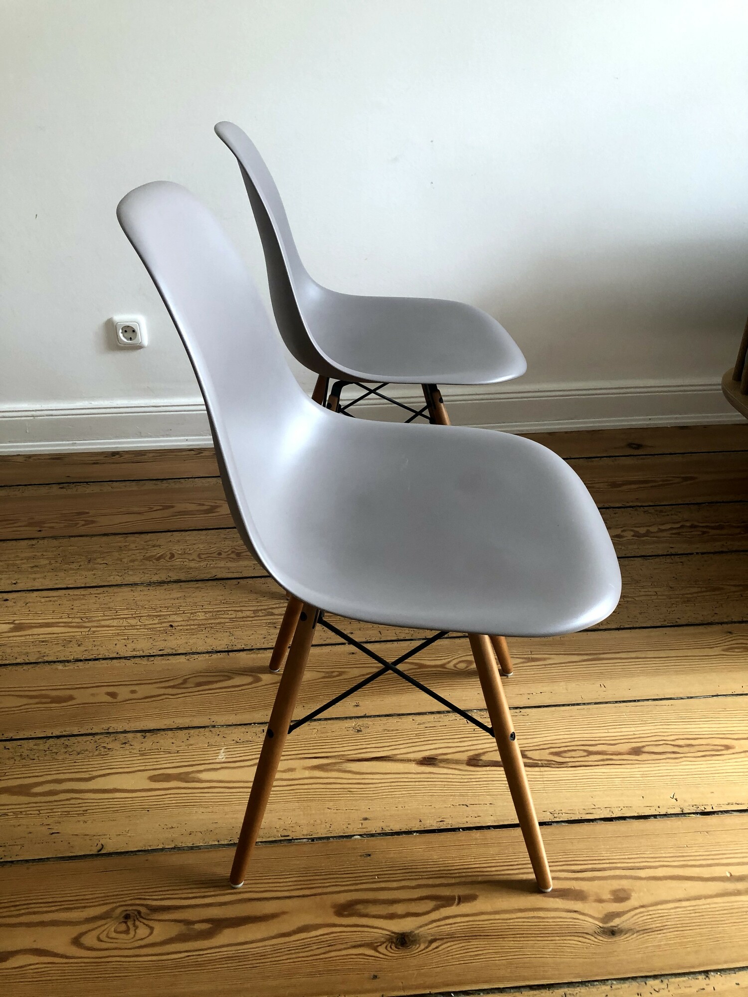 2x Vitra Eames Plastic Armchair Ahornholz Mauve Grau 3