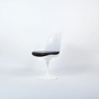 Knoll Saarinen Tulip Chair Weiß mit schwarzem Sitzpolster 0