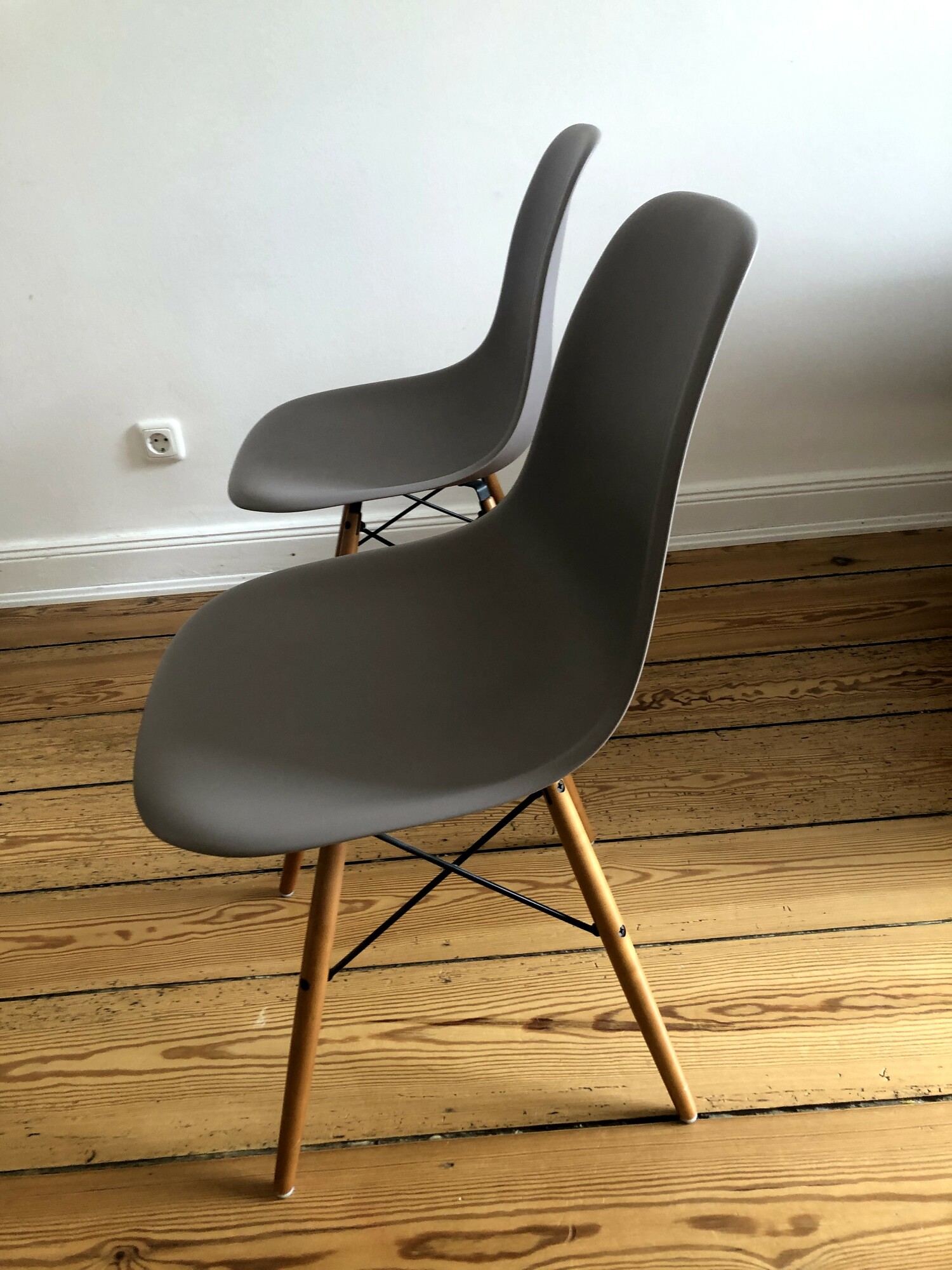 2x Vitra Eames Plastic Armchair Ahornholz Mauve Grau 2