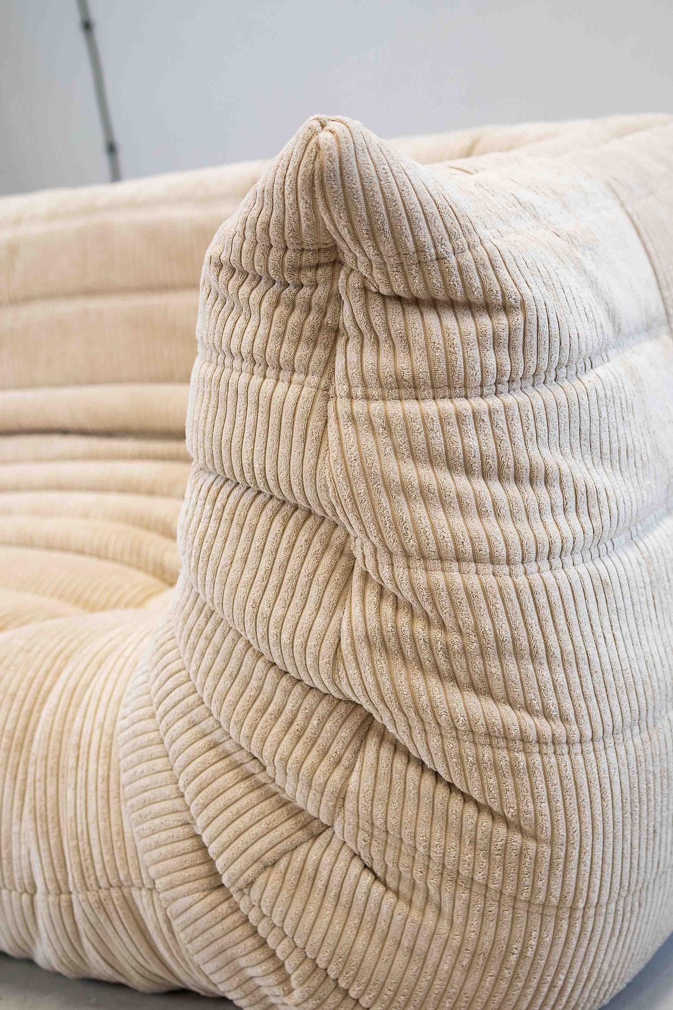 Togo Divano 2 posti con bracciolo velluto a coste beige 6