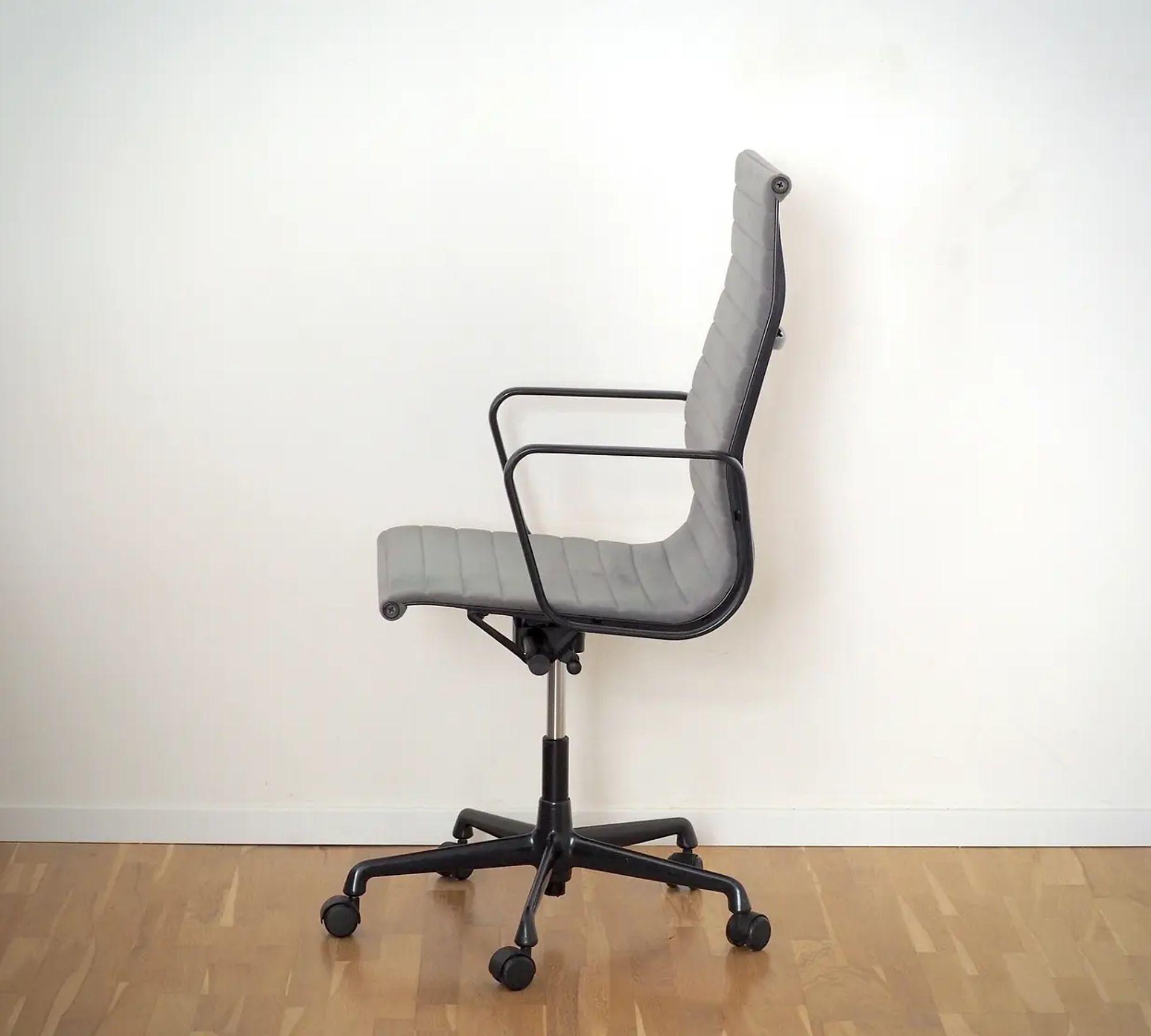 EA 119 Aluminium Chair Cosy Grey 1