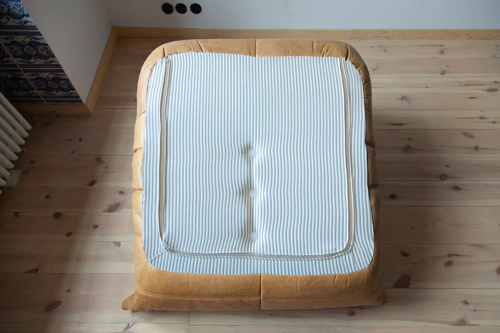 Set poltrona e ottomana Togo in pelle Pull-Up marrone cammello 6