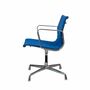 Eames EA 108 Aluminium Chair in Blau 3
