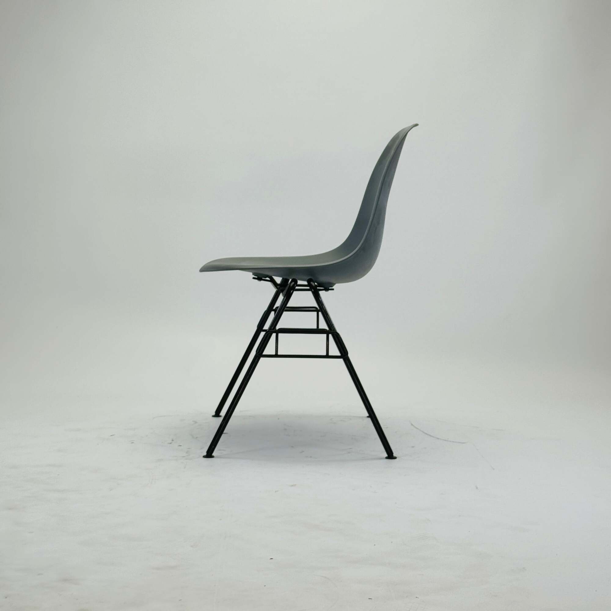 Eames DSS Plastic Side Chair Schwarz Granitgrau 1