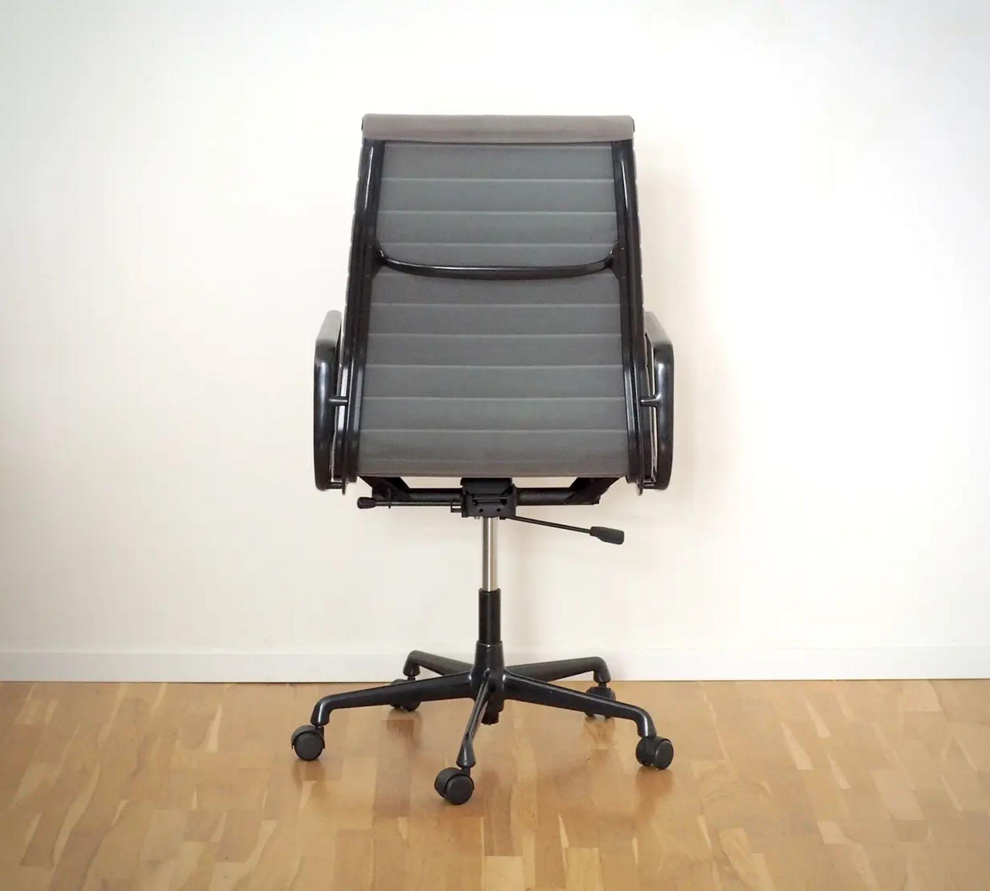 EA 119 Aluminium Chair Cosy Grey 2