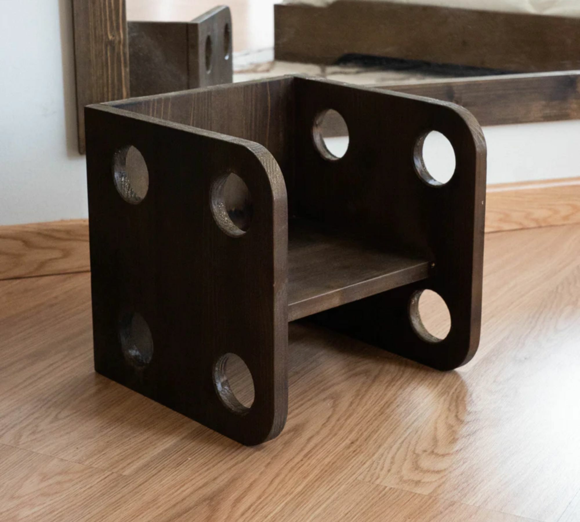 Chay Kinderstuhl Holz Nussbaum 0