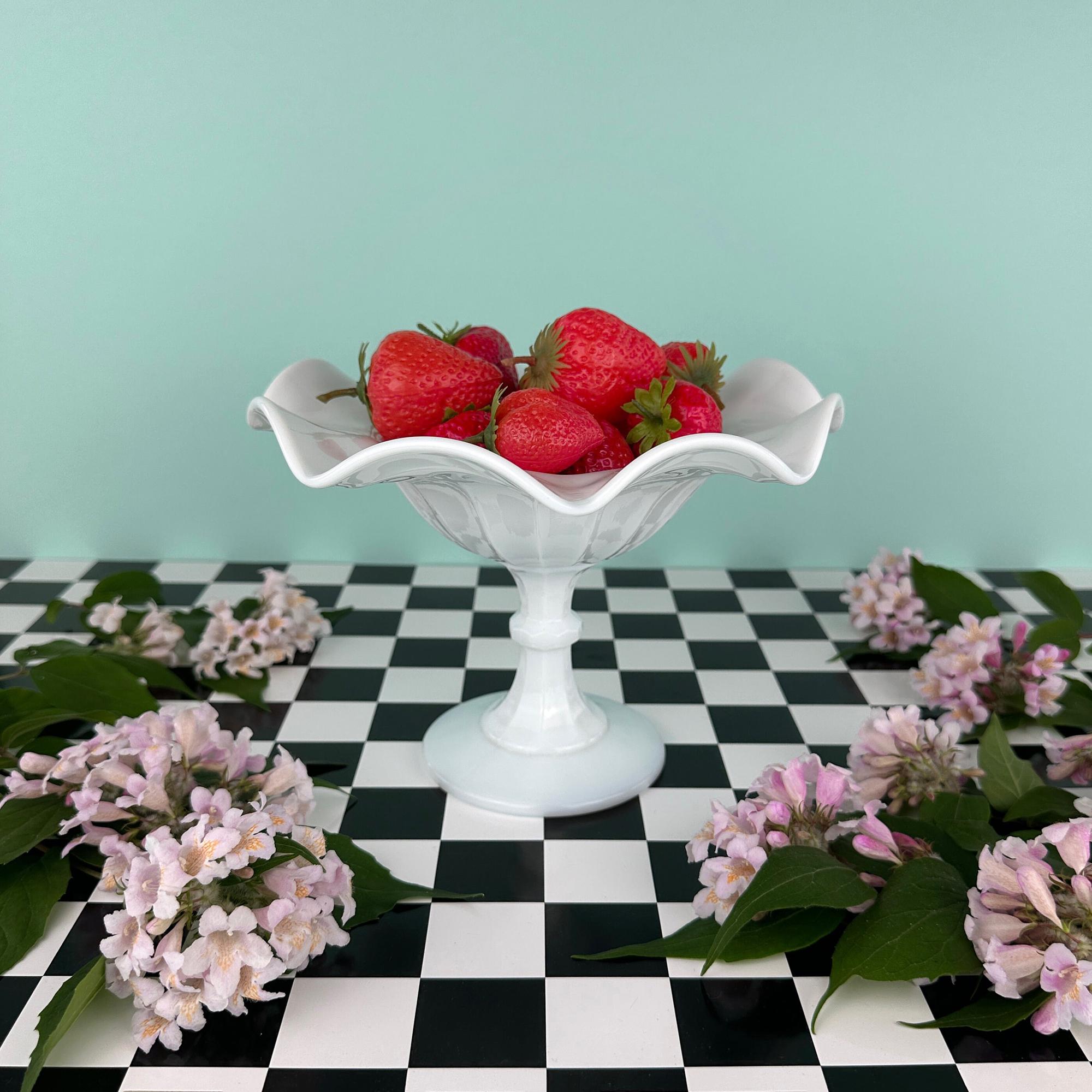 Vintage Fußschale mit Wellenrand Opalglas Weiß 5