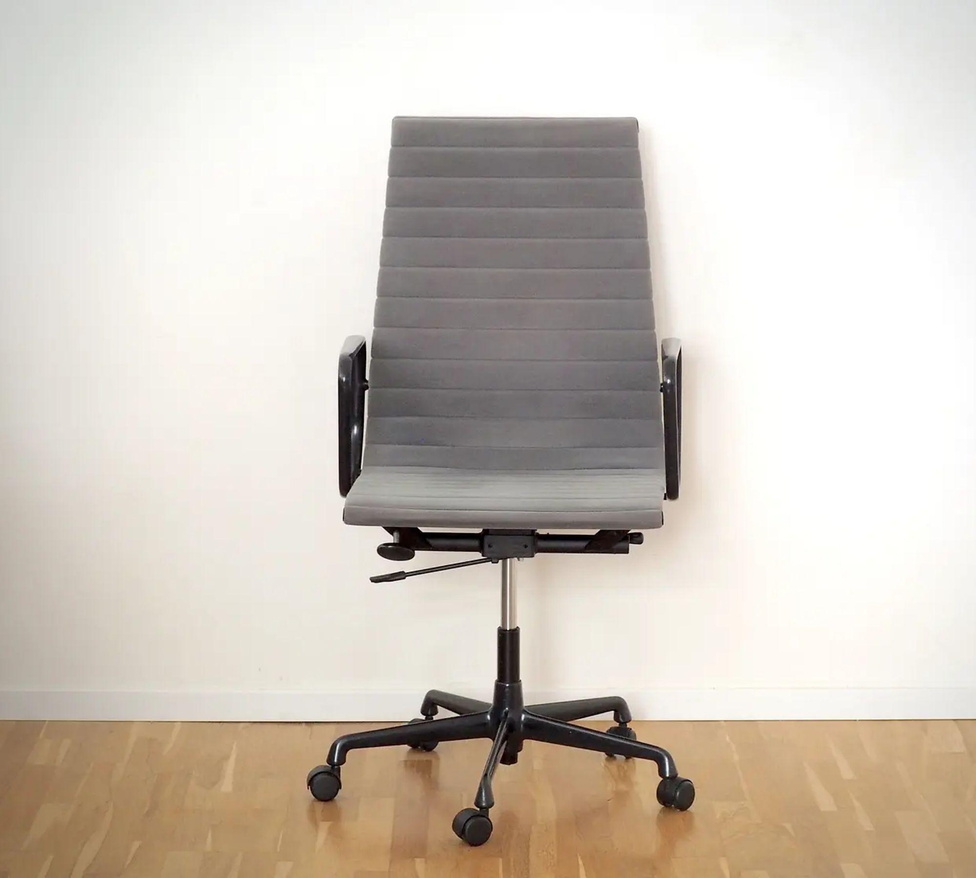 EA 119 Aluminium Chair Cosy Grey 4