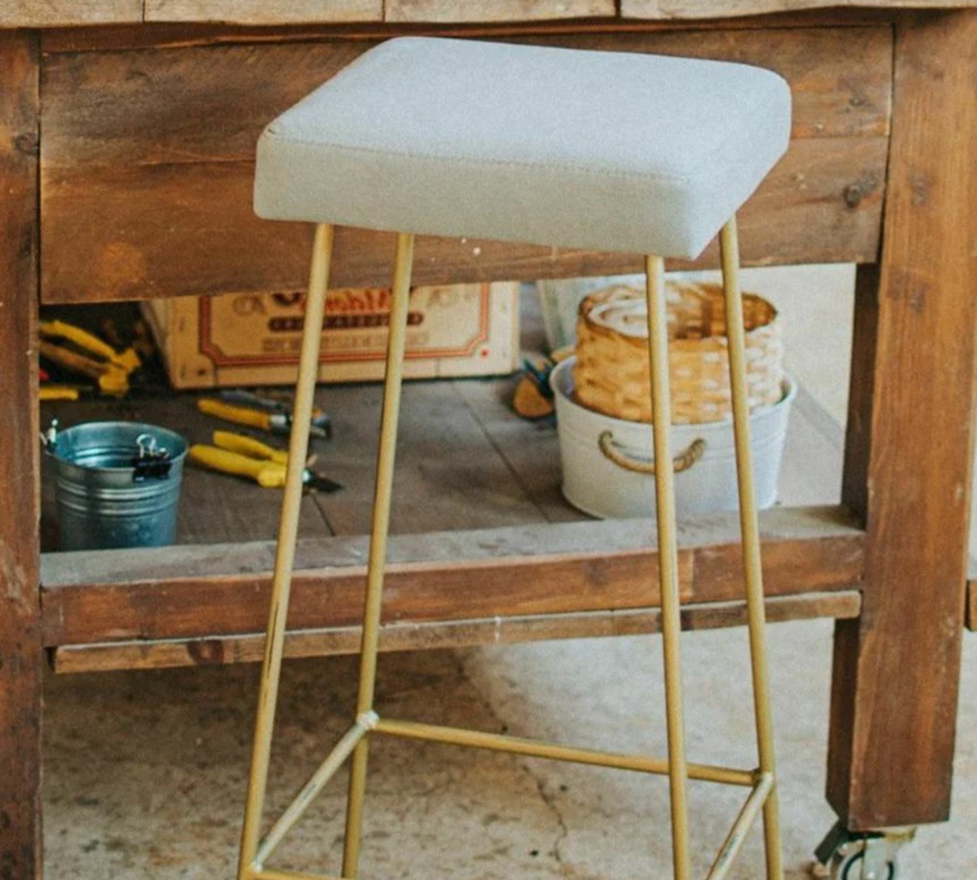 Juno Hocker Metall Holz Textil Gold Gealtert 1