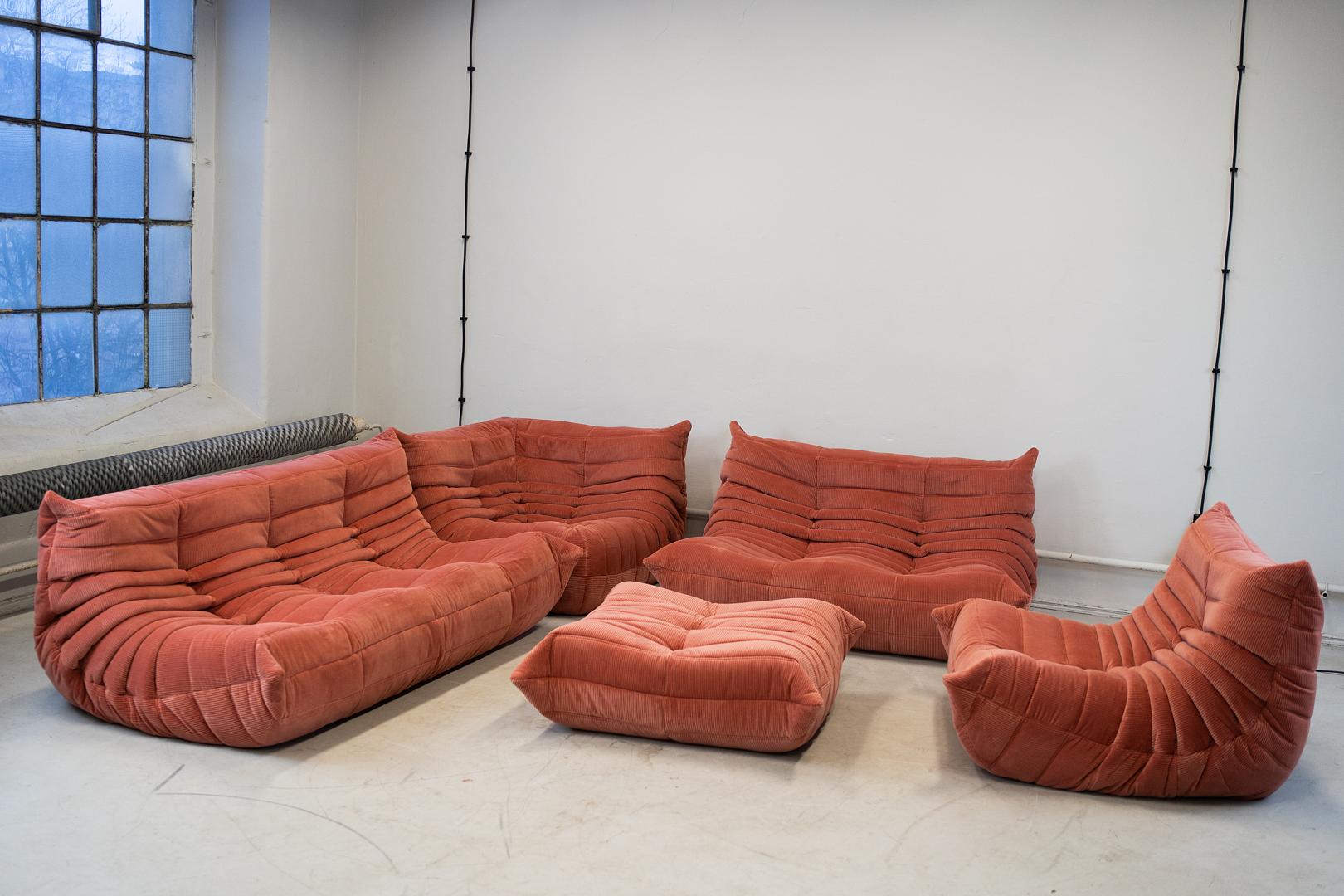 Togo Set lounge 5 pezzi velluto a coste corallo 1