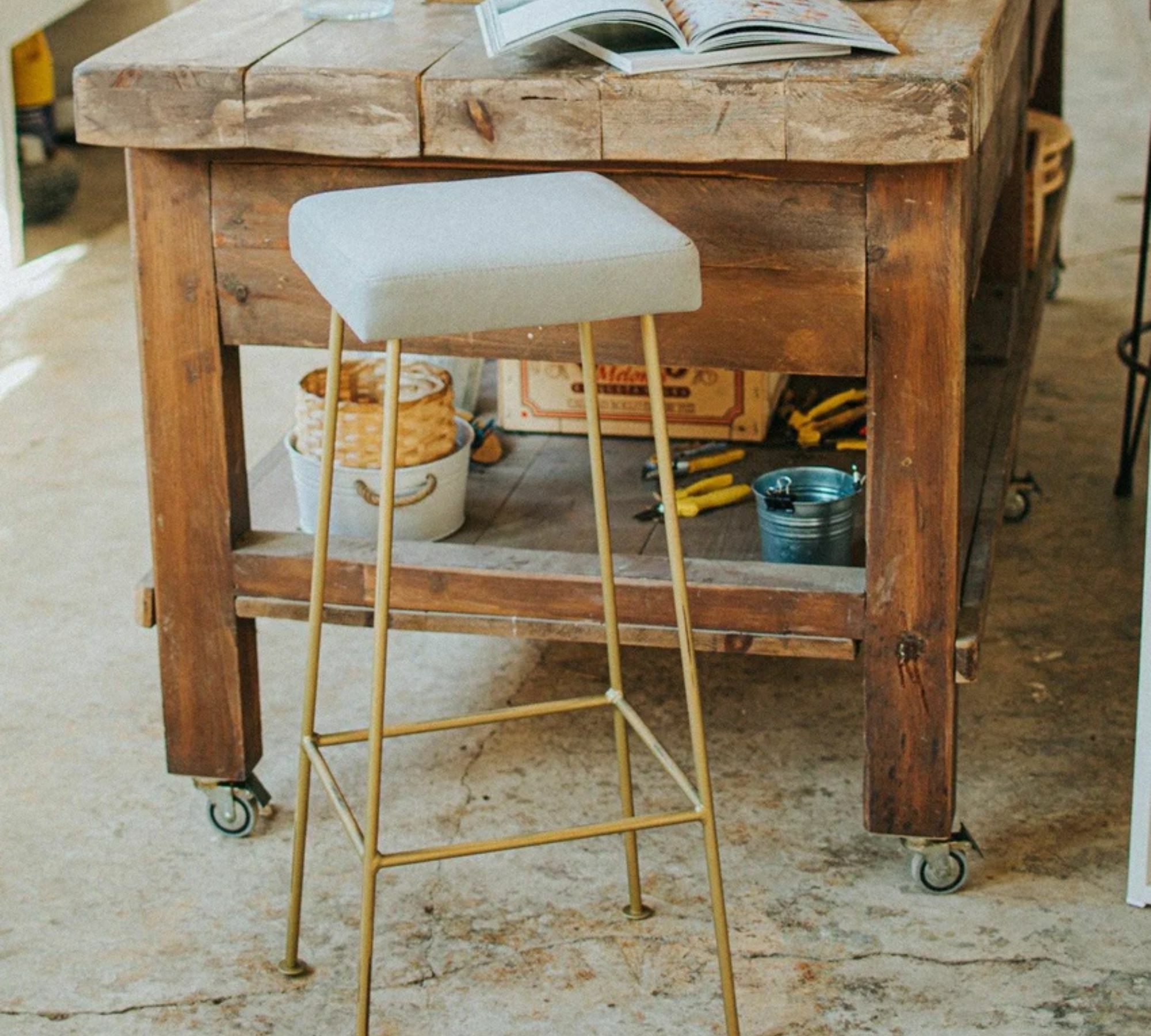 Juno Hocker Metall Holz Textil Gold Gealtert 0