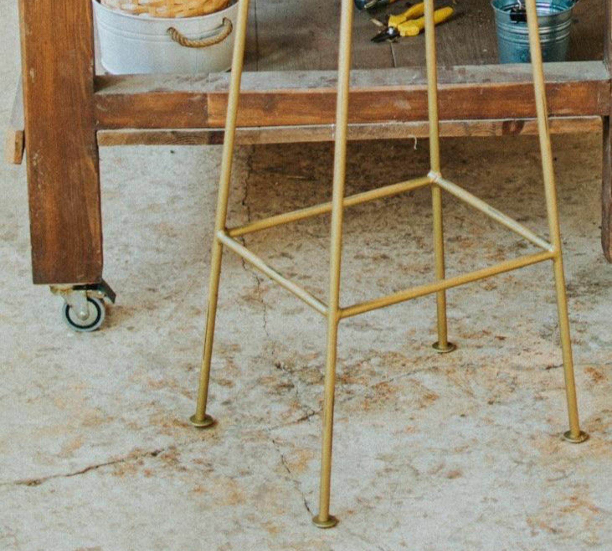 Juno Hocker Metall Holz Textil Gold Gealtert 3