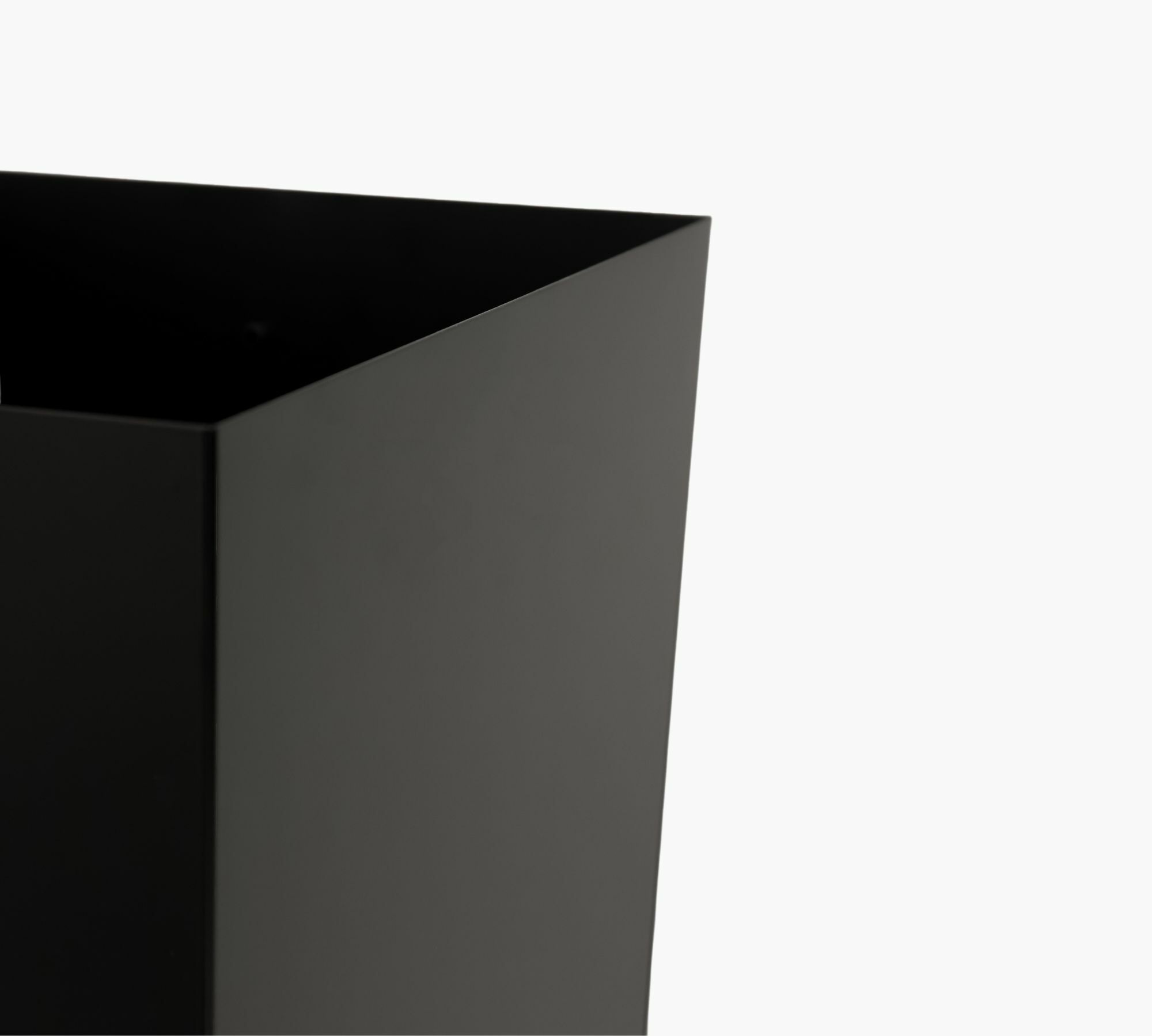 Max H.
48 Trash can Metal Black 1